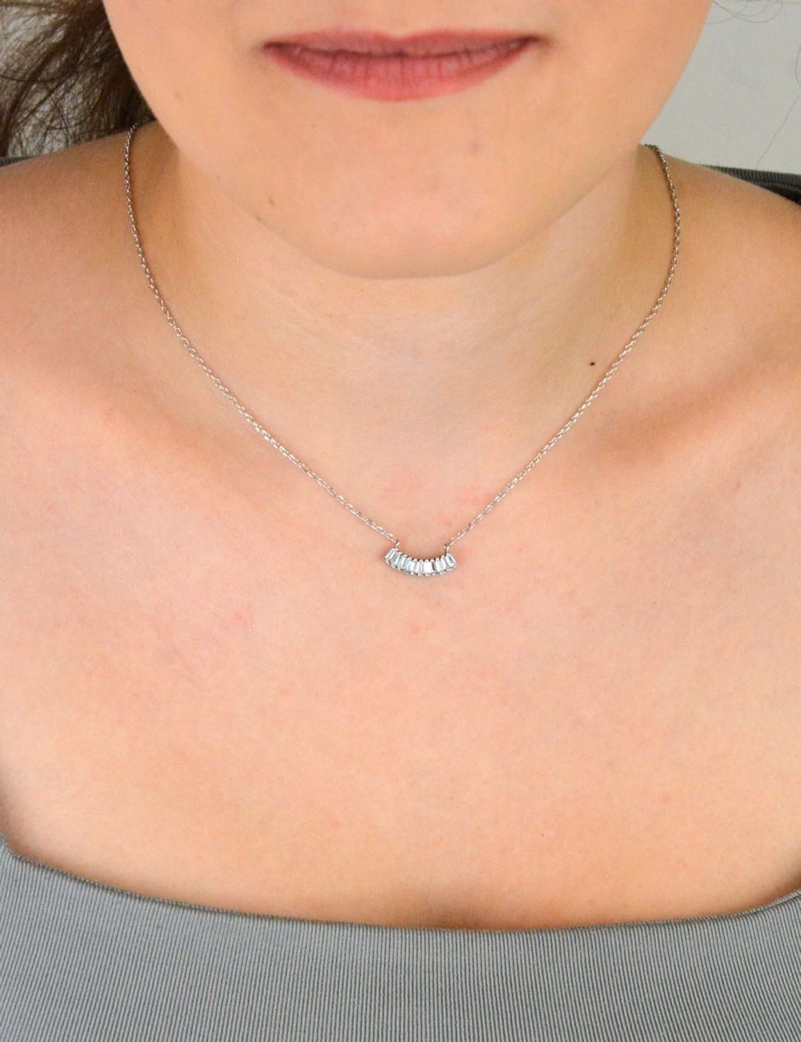 Delikatny srebrny naszyjnik 925 z zawieszką z cyrkonią. Długość 45+4 cm. Minimalistyczny i elegancki – idealny na co dzień i na prezent.1.jpg