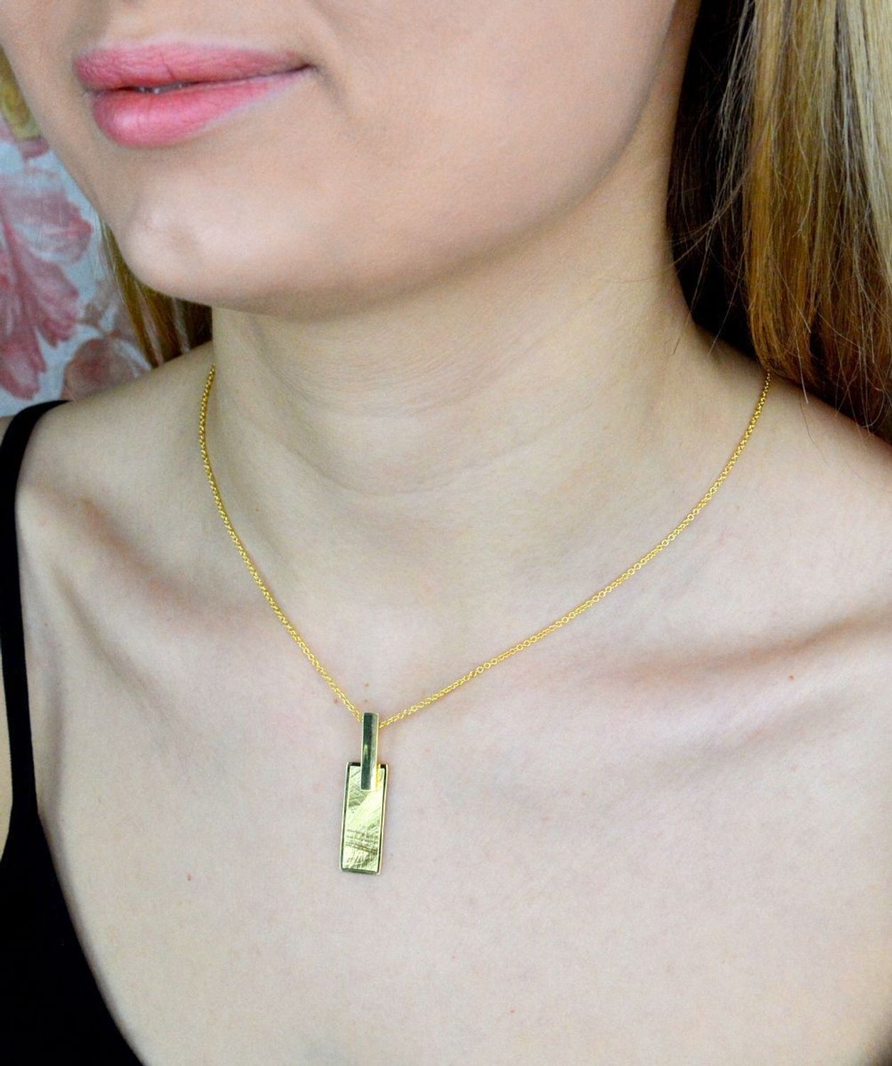 Naszyjnik srebrny damski pokryty złotem z matową prostokątną zawieszką DIA-NSZ-9084-925. Naszyjnik wykonany z najwyższej próby srebra o splocie ankier z zawieszką w kształcie prostokąta o matowym wykończeniu. Biżuteria idealna.jpg