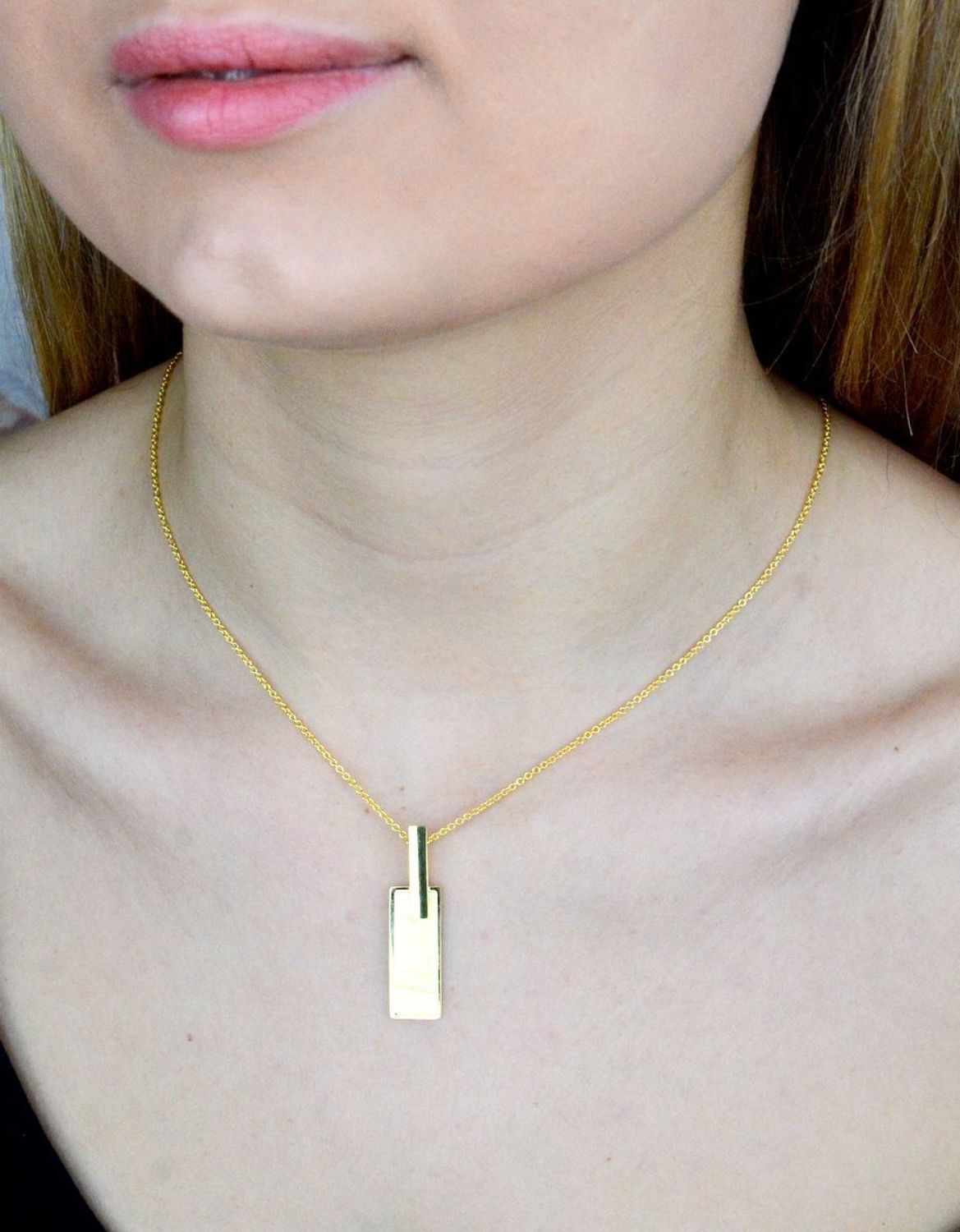 Naszyjnik srebrny damski pokryty złotem z matową prostokątną zawieszką DIA-NSZ-9084-925. Naszyjnik wykonany z najwyższej próby srebra o splocie ankier z zawieszką w kształcie prostokąta o matowym wykończeniu. Biżuteria idealna.jpg