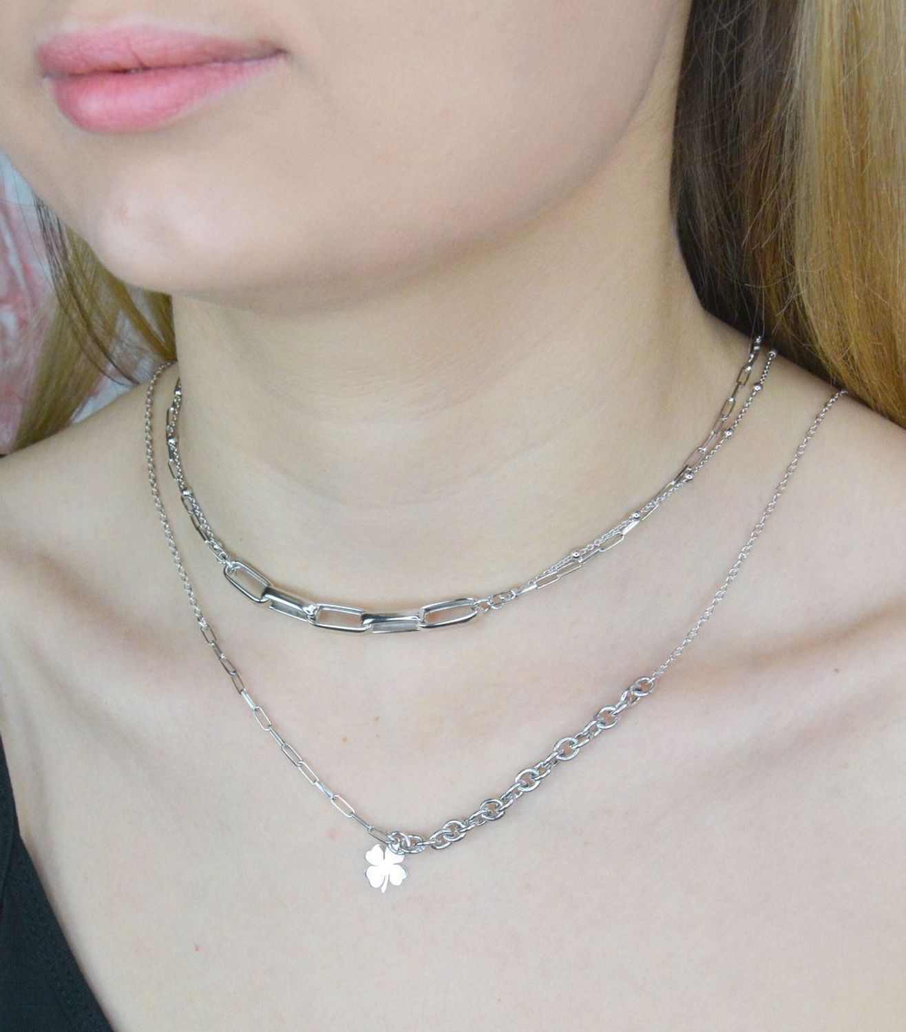 Naszyjnik srebrny damski celebrytka o ozdobnym splocie z koniczynką DIA-NSZ-9098-925. Naszyjnik wykonany z najwyższej próby srebra z ozdobnym splotem łańcuszka ankier połączony ze spinaczami oraz z zawieszką w kształcie konicz.jpg