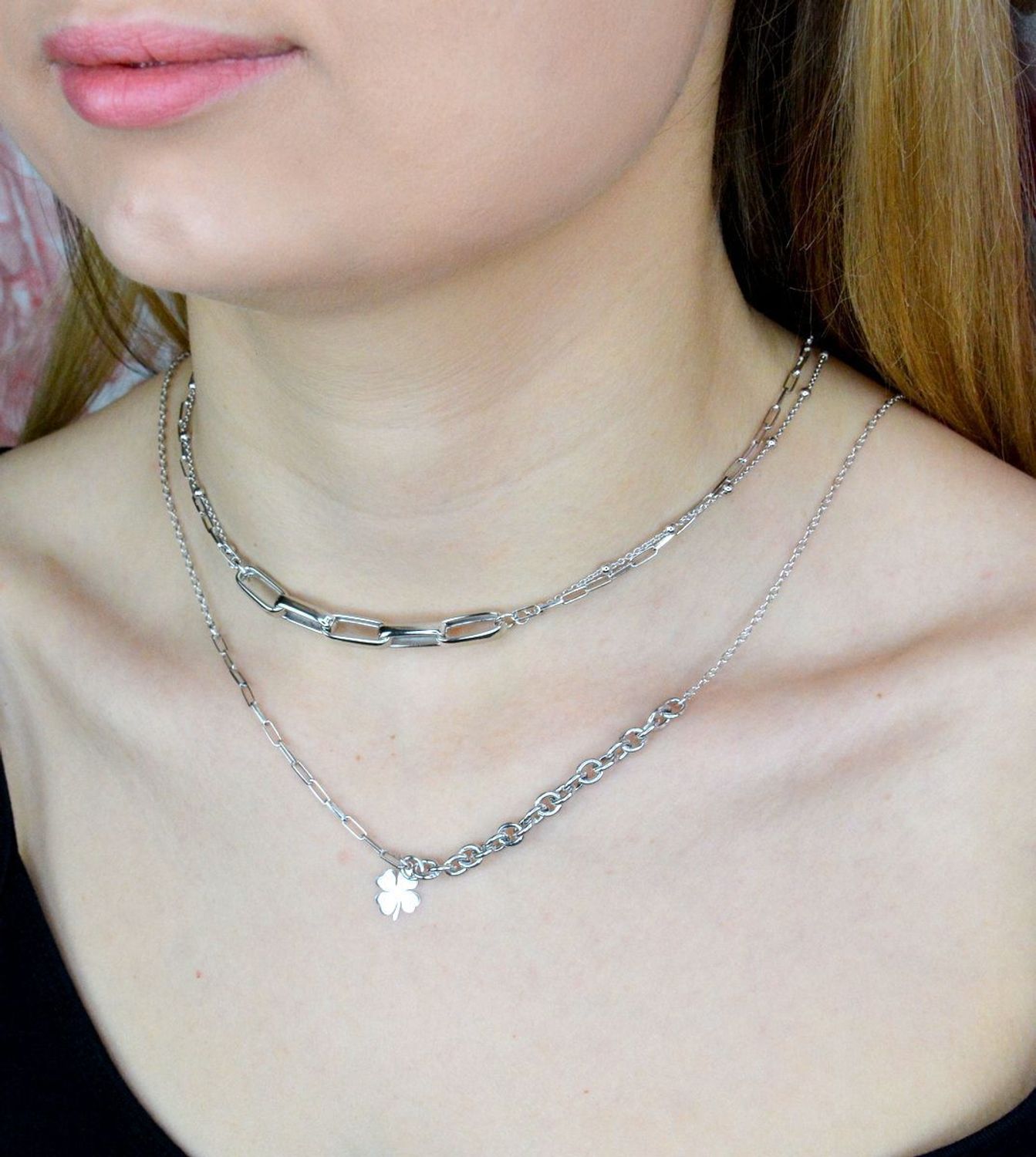 Naszyjnik srebrny damski celebrytka o ozdobnym splocie z koniczynką DIA-NSZ-9098-925. Naszyjnik wykonany z najwyższej próby srebra z ozdobnym splotem łańcuszka ankier połączony ze spinaczami oraz z zawieszką w kształcie konicz.jpg