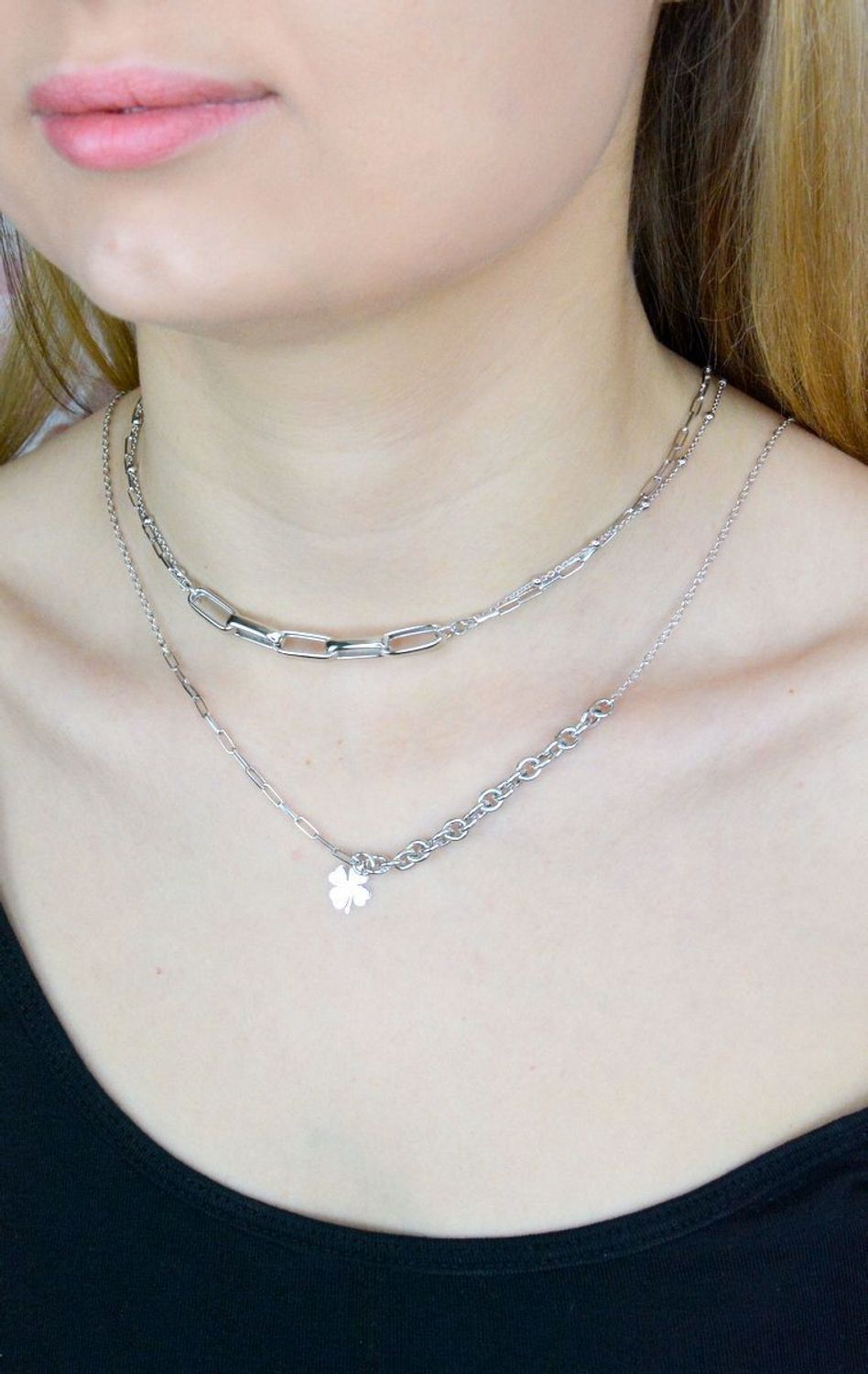 Naszyjnik srebrny damski celebrytka o ozdobnym splocie z koniczynką DIA-NSZ-9098-925. Naszyjnik wykonany z najwyższej próby srebra z ozdobnym splotem łańcuszka ankier połączony ze spinaczami oraz z zawieszką w kształcie konicz.jpg