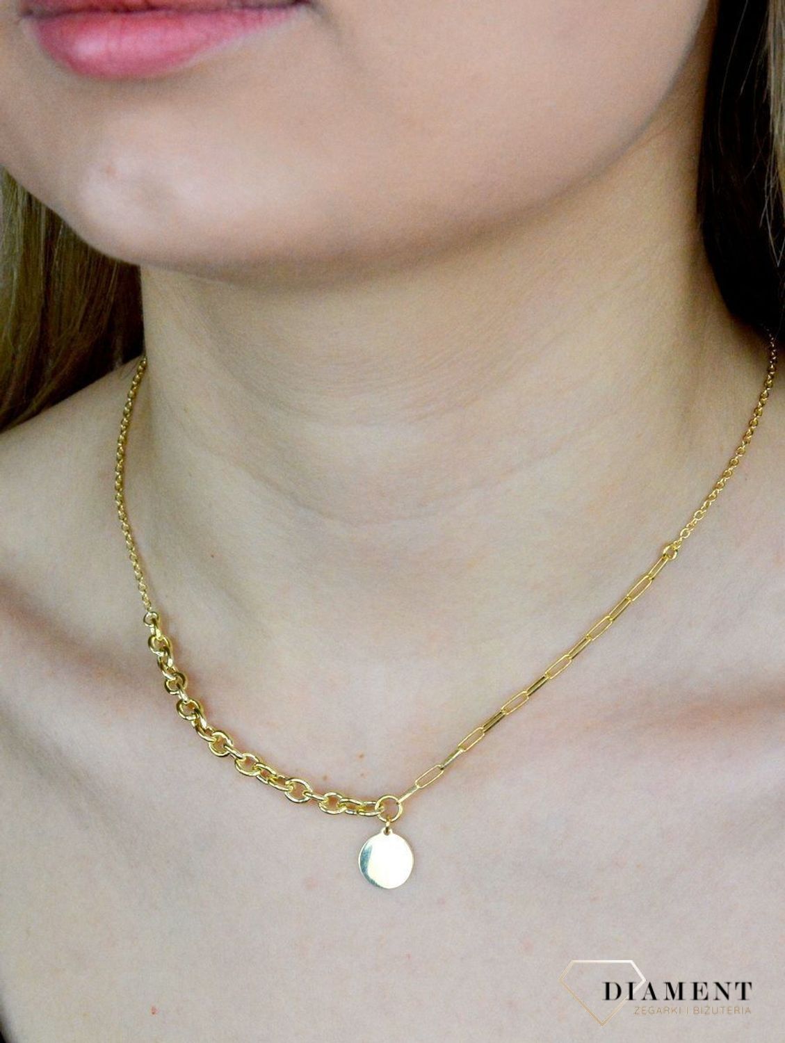 Naszyjnik srebrny pokryty złotem z okrągłą blaszką DIA-NSZ-9099Z-925. Naszyjnik wykonany z najwyższej próby srebra o splocie ankier oraz spinacze wraz z zawieszką okrągłą blaszką. Biżuteria idealna na prezent..jpg