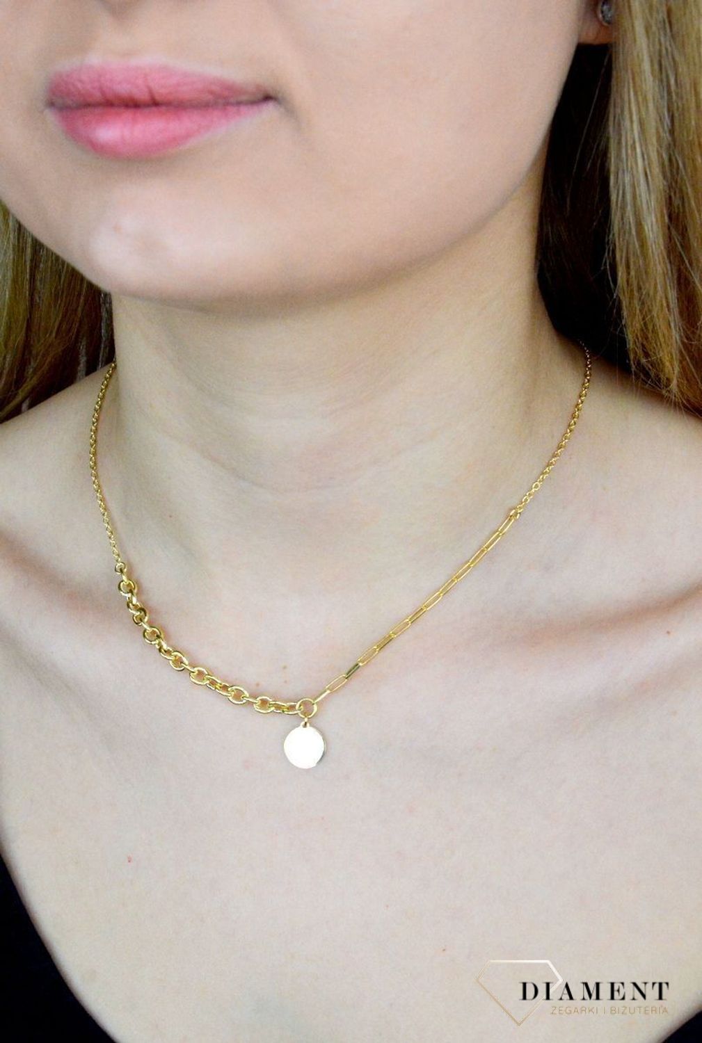 Naszyjnik srebrny pokryty złotem z okrągłą blaszką DIA-NSZ-9099Z-925. Naszyjnik wykonany z najwyższej próby srebra o splocie ankier oraz spinacze wraz z zawieszką okrągłą blaszką. Biżuteria idealna na prezent..jpg