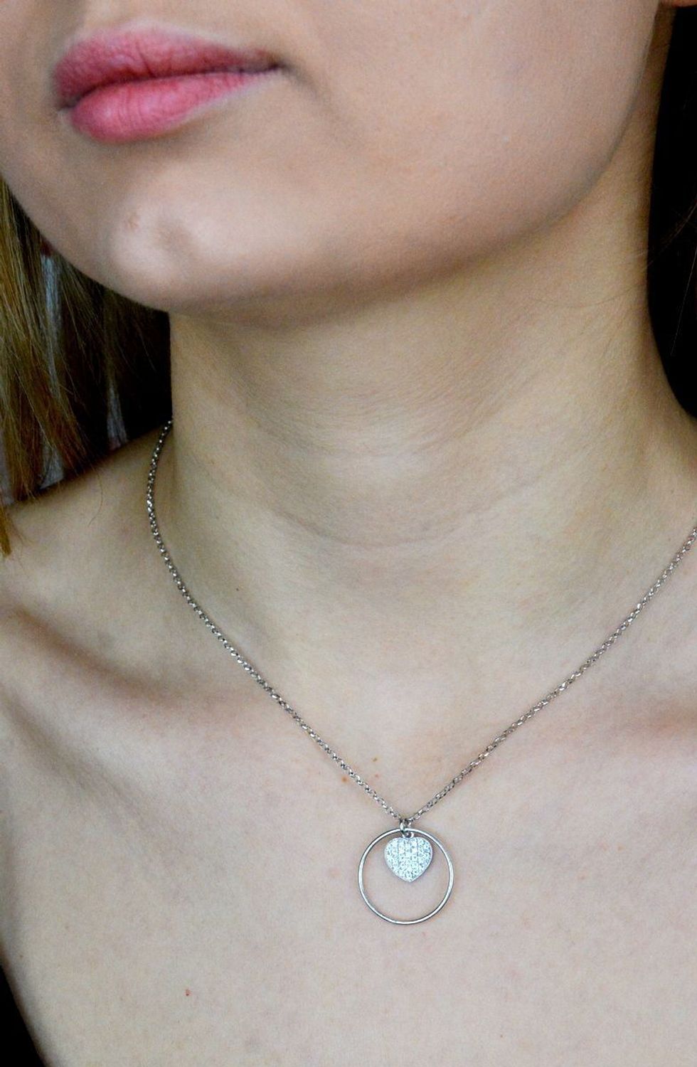 Naszyjnik srebrny damski 'Serce w kółeczku' DIA-NSZ-9100-925. Naszyjnik wykonany z najwyższej próby srebra z ozdobnym splotem typu ankier z zawieszką serduszko wypełnione cyrkoniami w kółeczku. Jest idealnym pomysłem na prezen.jpg