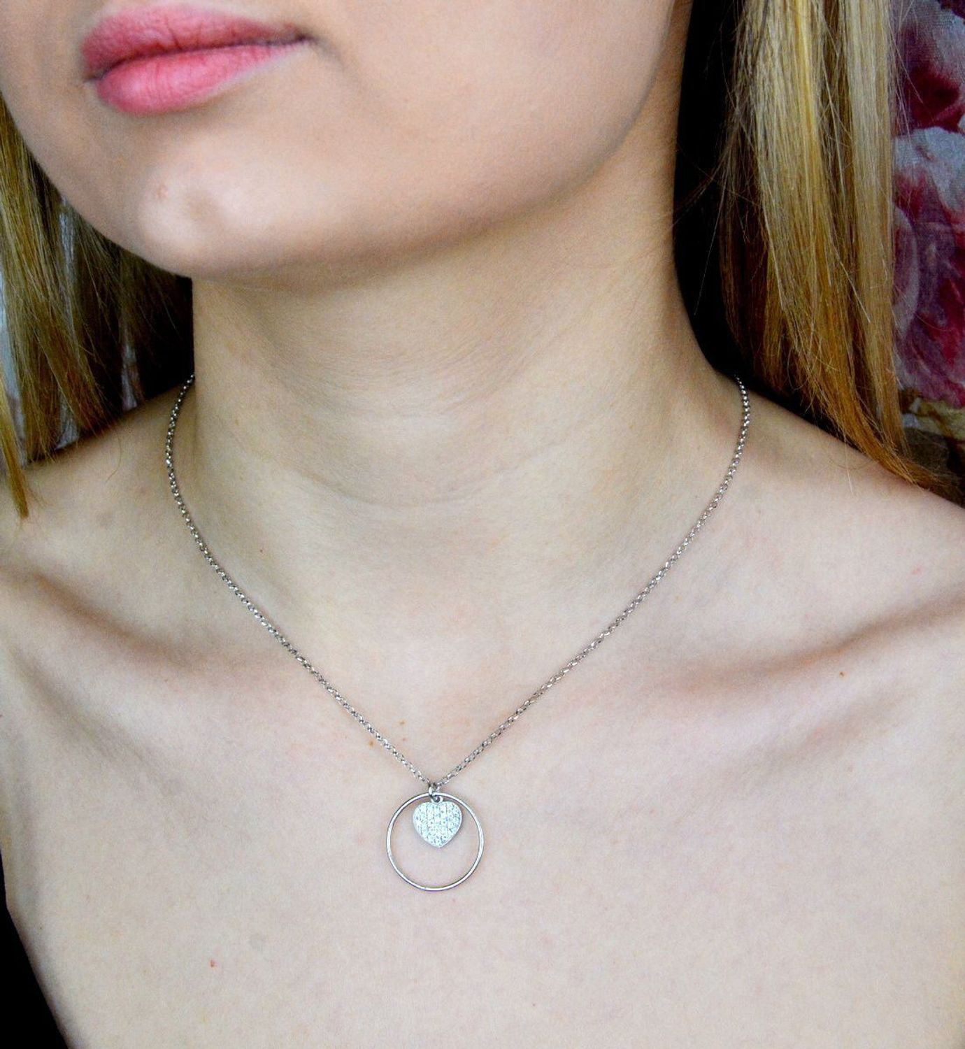 Naszyjnik srebrny damski 'Serce w kółeczku' DIA-NSZ-9100-925. Naszyjnik wykonany z najwyższej próby srebra z ozdobnym splotem typu ankier z zawieszką serduszko wypełnione cyrkoniami w kółeczku. Jest idealnym pomysłem na prezen.jpg