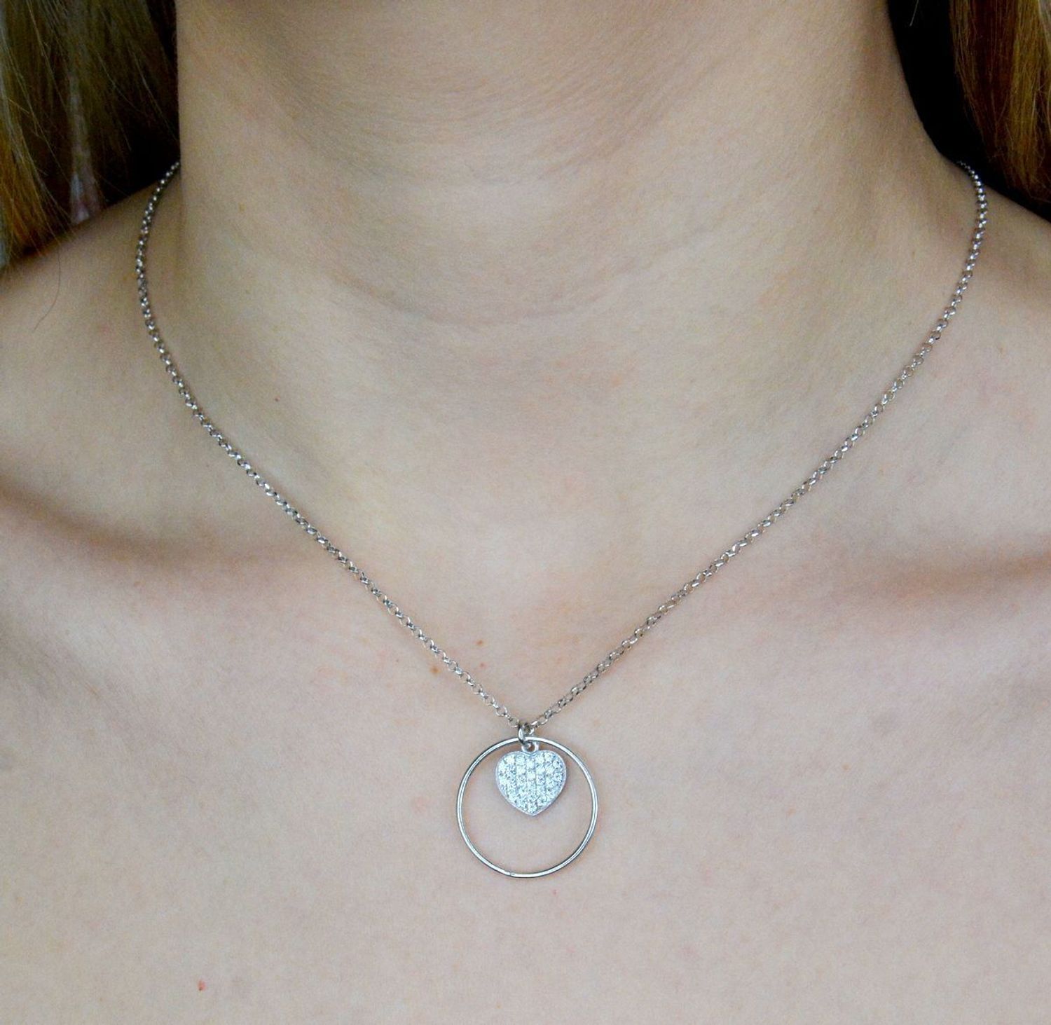 Naszyjnik srebrny damski 'Serce w kółeczku' DIA-NSZ-9100-925. Naszyjnik wykonany z najwyższej próby srebra z ozdobnym splotem typu ankier z zawieszką serduszko wypełnione cyrkoniami w kółeczku. Jest idealnym pomysłem na prezen.jpg