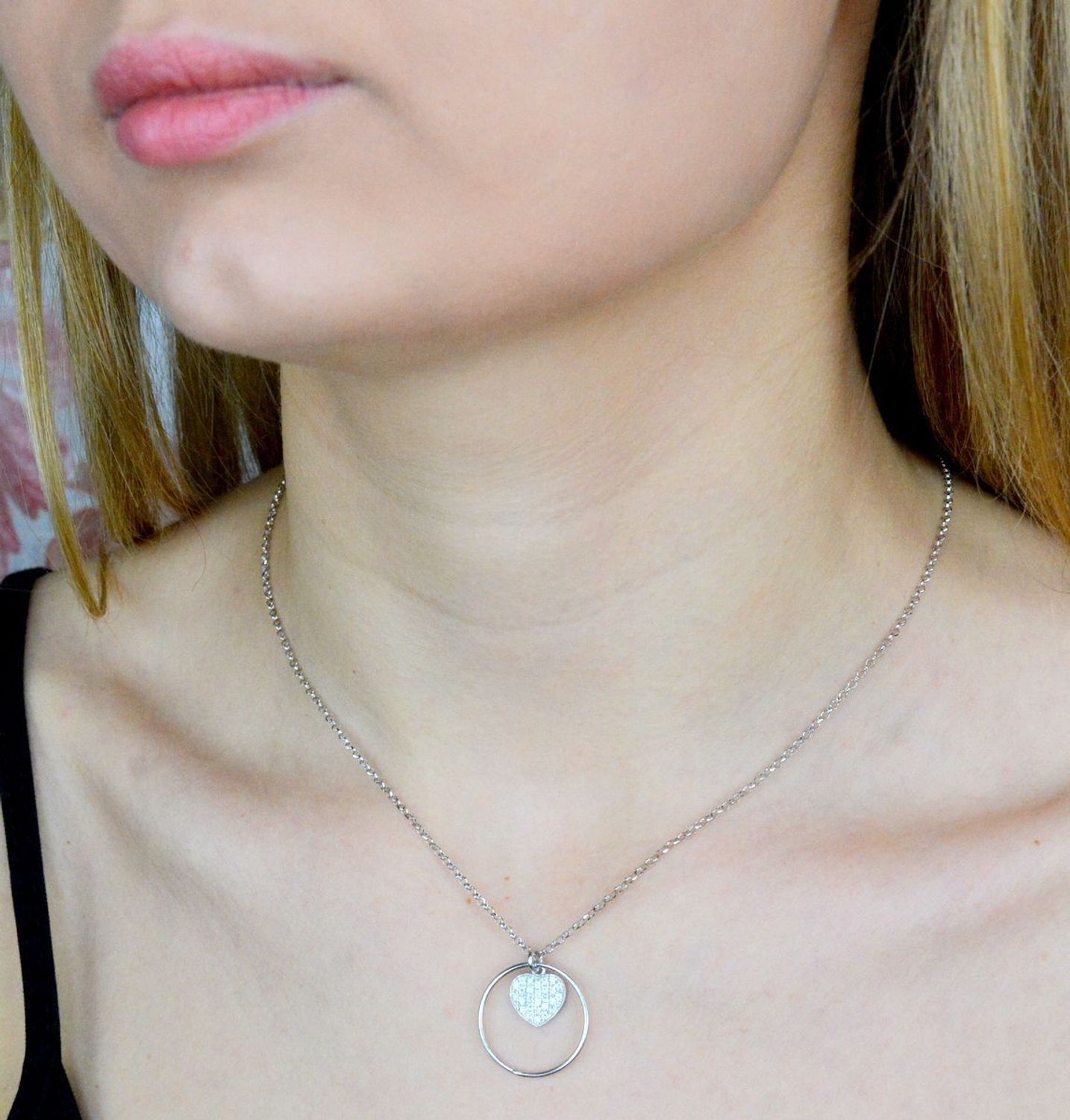 Naszyjnik srebrny damski 'Serce w kółeczku' DIA-NSZ-9100-925. Naszyjnik wykonany z najwyższej próby srebra z ozdobnym splotem typu ankier z zawieszką serduszko wypełnione cyrkoniami w kółeczku. Jest idealnym pomysłem na prezen.jpg