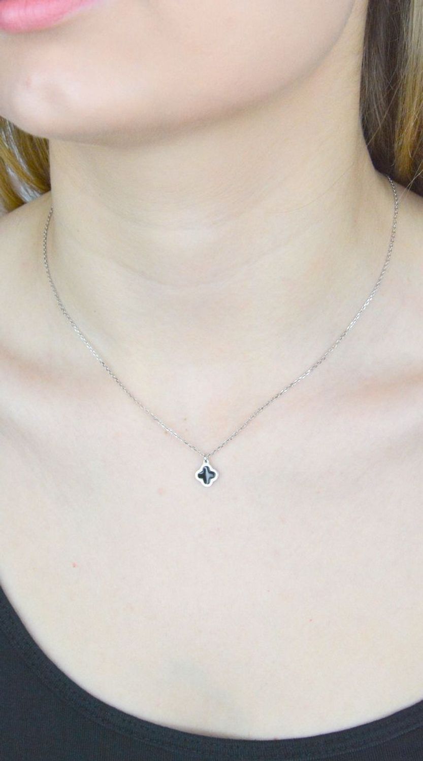 Naszyjnik srebrny damski z czarną koniczynką DIA-NSZ-9104-925.  Niezwykle szykowny naszyjnik wykonany z najwyższej jakości srebra to elegancki dodatek do wielu stylizacji. Naszyjnik srebrny z czarną koniczynką. Czarna koniczyn.jpg