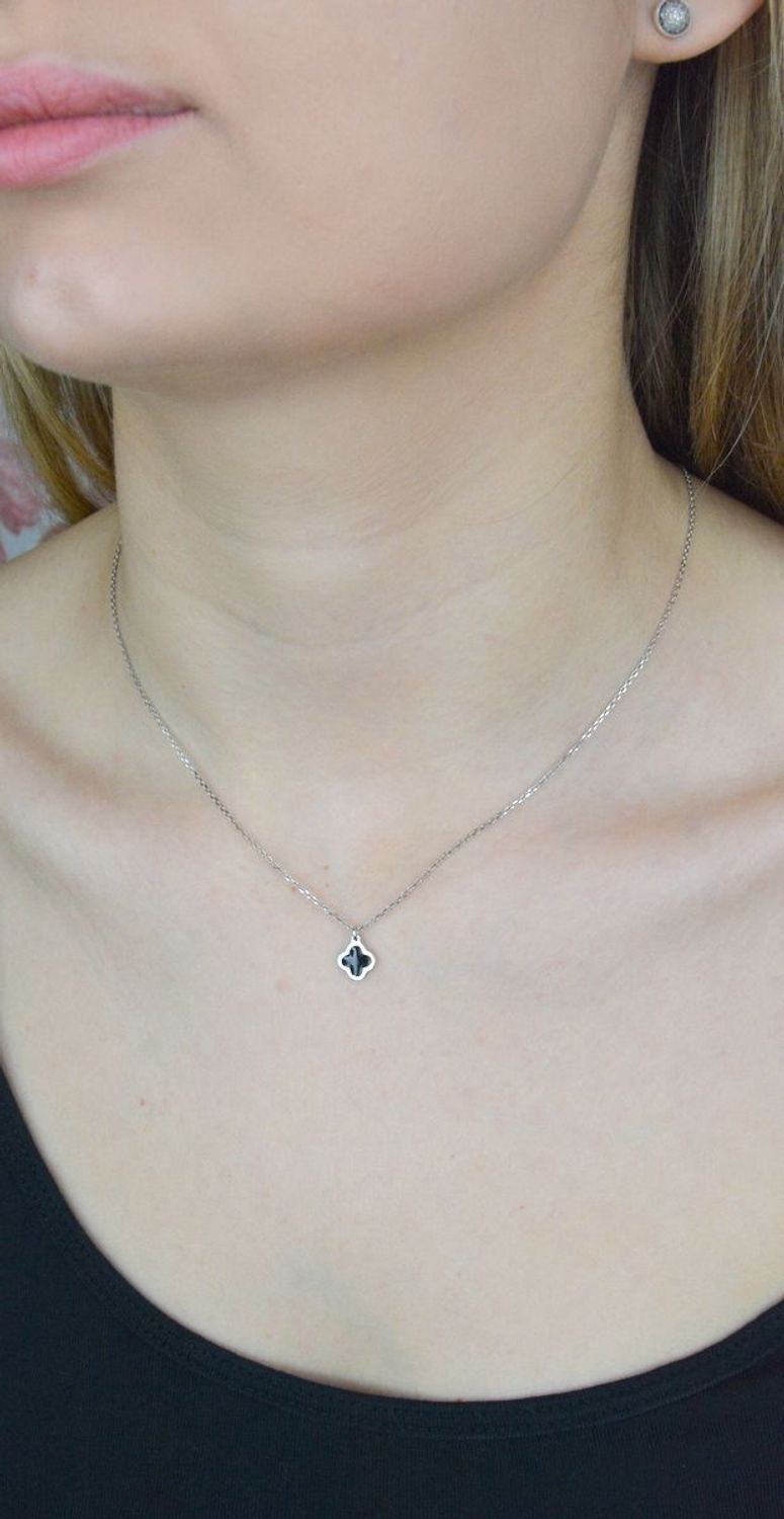 Naszyjnik srebrny damski z czarną koniczynką DIA-NSZ-9104-925.  Niezwykle szykowny naszyjnik wykonany z najwyższej jakości srebra to elegancki dodatek do wielu stylizacji. Naszyjnik srebrny z czarną koniczynką. Czarna koniczyn.jpg