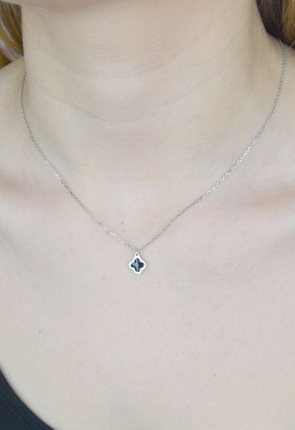 Naszyjnik srebrny damski z czarną koniczynką DIA-NSZ-9104-925.  Niezwykle szykowny naszyjnik wykonany z najwyższej jakości srebra to elegancki dodatek do wielu stylizacji. Naszyjnik srebrny z czarną koniczynką. Czarna koniczyn.jpg