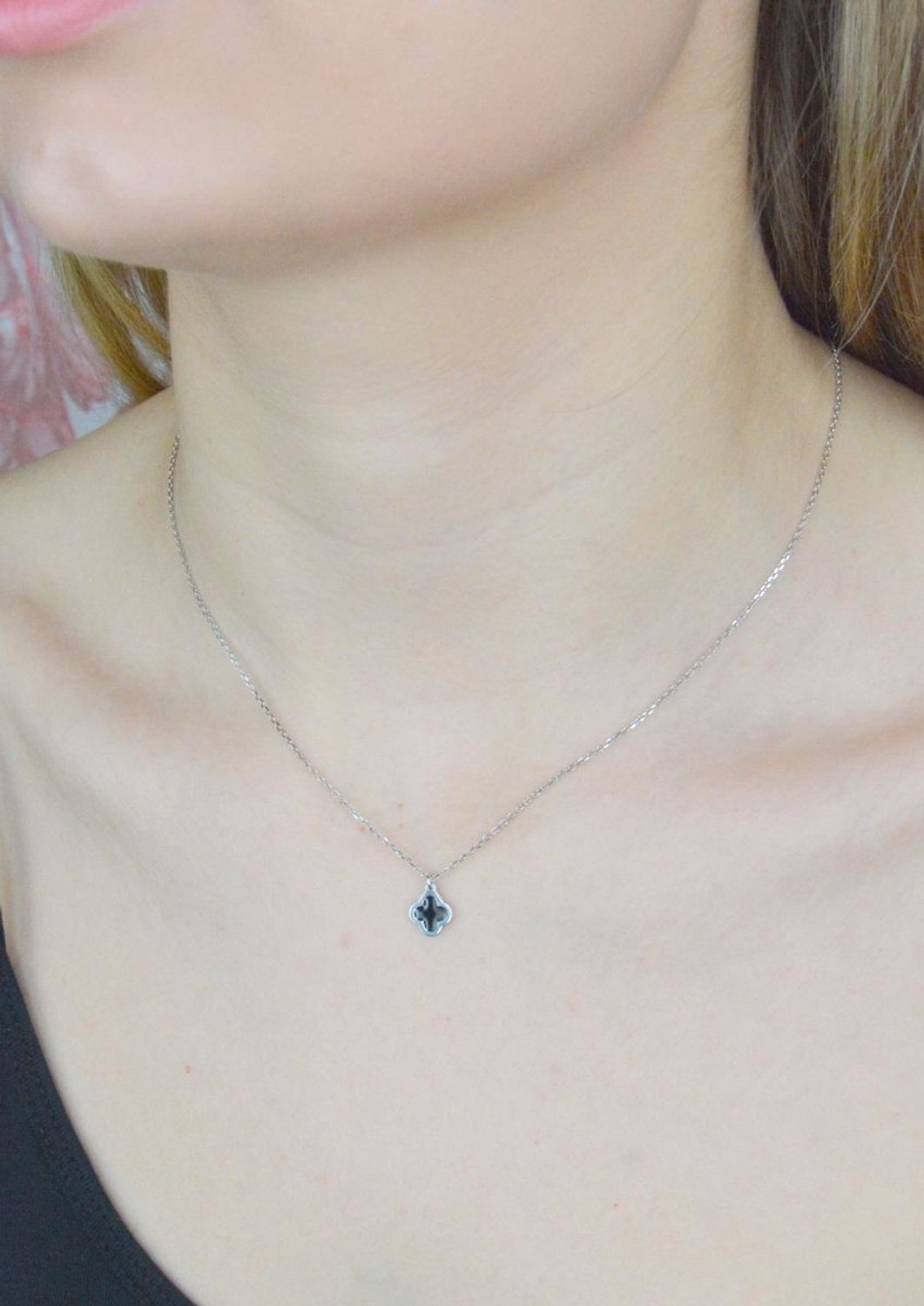 Naszyjnik srebrny damski z czarną koniczynką DIA-NSZ-9104-925.  Niezwykle szykowny naszyjnik wykonany z najwyższej jakości srebra to elegancki dodatek do wielu stylizacji. Naszyjnik srebrny z czarną koniczynką. Czarna koniczyn.jpg