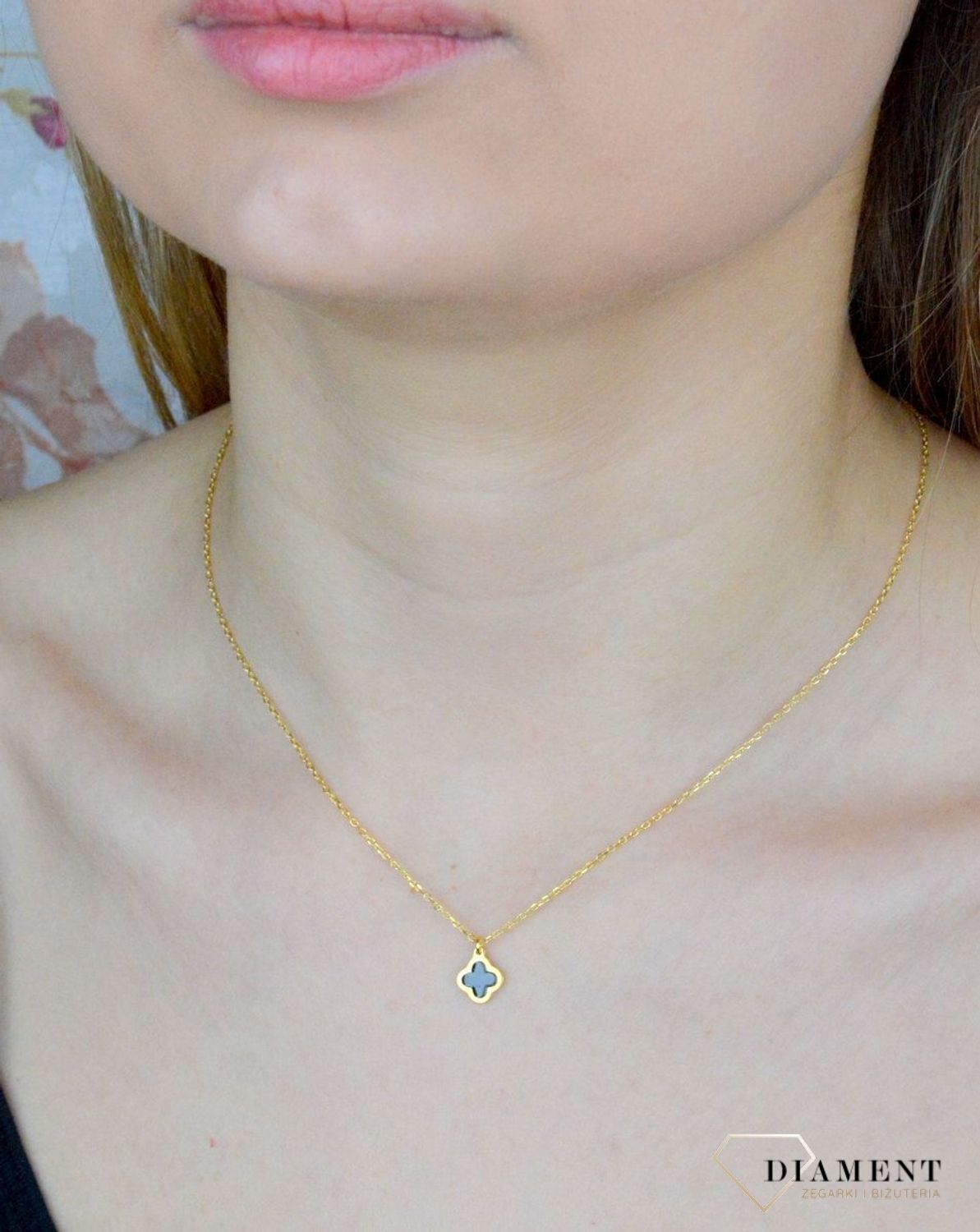 Naszyjnik srebrny damski pokryty złotem z czarną koniczynką DIA-NSZ-9104Z-925. Naszyjnik wykonany z najwyższej próby srebra o splocie ankier oraz z zawieszką czarną koniczynką.Naszyjnik pokryty złotem pasującym do wielu styliz.jpg