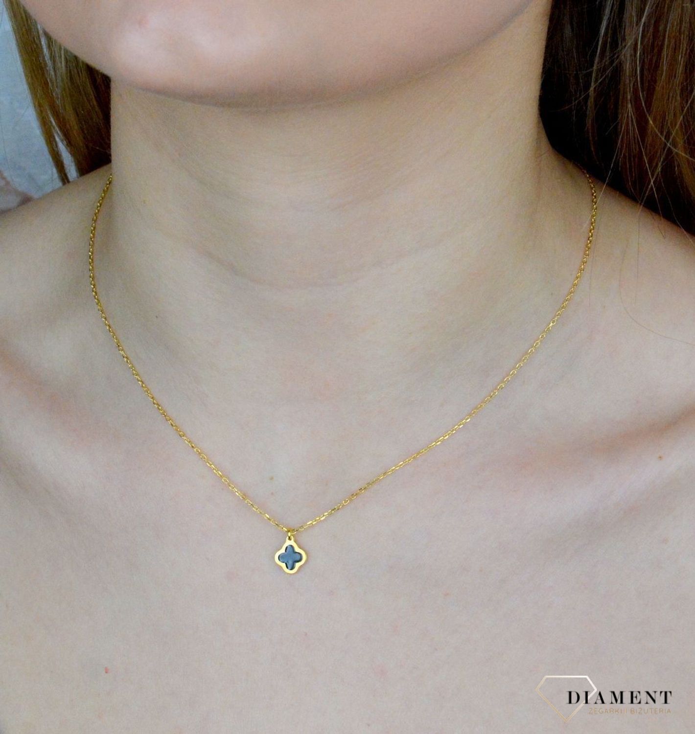 Naszyjnik srebrny damski pokryty złotem z czarną koniczynką DIA-NSZ-9104Z-925. Naszyjnik wykonany z najwyższej próby srebra o splocie ankier oraz z zawieszką czarną koniczynką.Naszyjnik pokryty złotem pasującym do wielu styliz.jpg