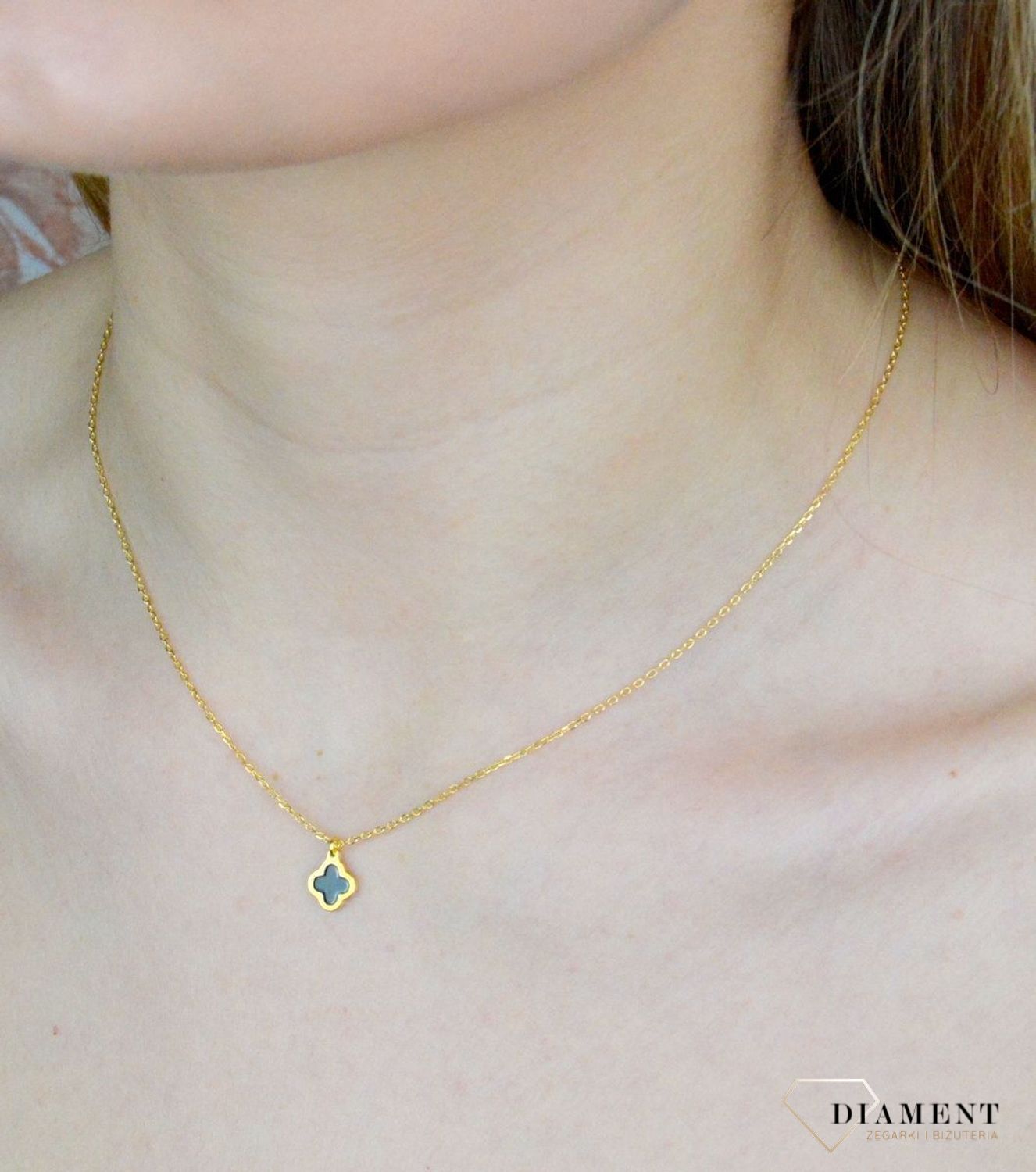 Naszyjnik srebrny damski pokryty złotem z czarną koniczynką DIA-NSZ-9104Z-925. Naszyjnik wykonany z najwyższej próby srebra o splocie ankier oraz z zawieszką czarną koniczynką.Naszyjnik pokryty złotem pasującym do wielu styliz.jpg