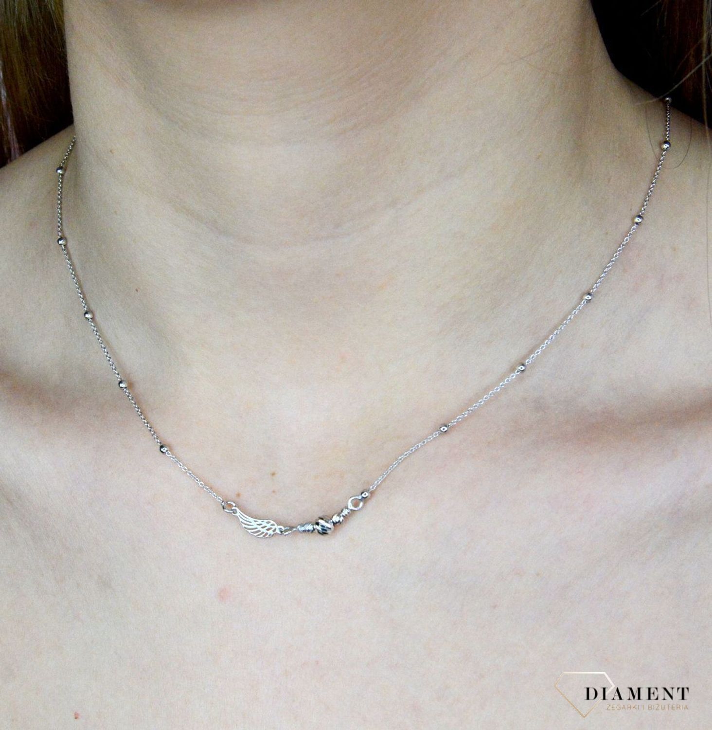 Naszyjnik srebrny damski celebrytka ze skrzydełkiem DIA-NSZ-9105-925. Niezwykle szykowny naszyjnik wykonany z najwyższej jakości srebra to elegancki dodatek do wielu stylizacji. Naszyjnik wykonany z najwyższej próby srebra z o.jpg