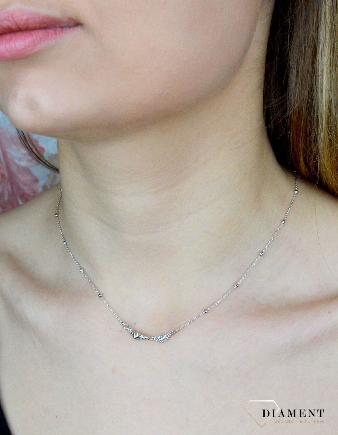 Naszyjnik srebrny damski celebrytka ze skrzydełkiem DIA-NSZ-9105-925. Niezwykle szykowny naszyjnik wykonany z najwyższej jakości srebra to elegancki dodatek do wielu stylizacji. Naszyjnik wykonany z najwyższej próby srebra z o.jpg