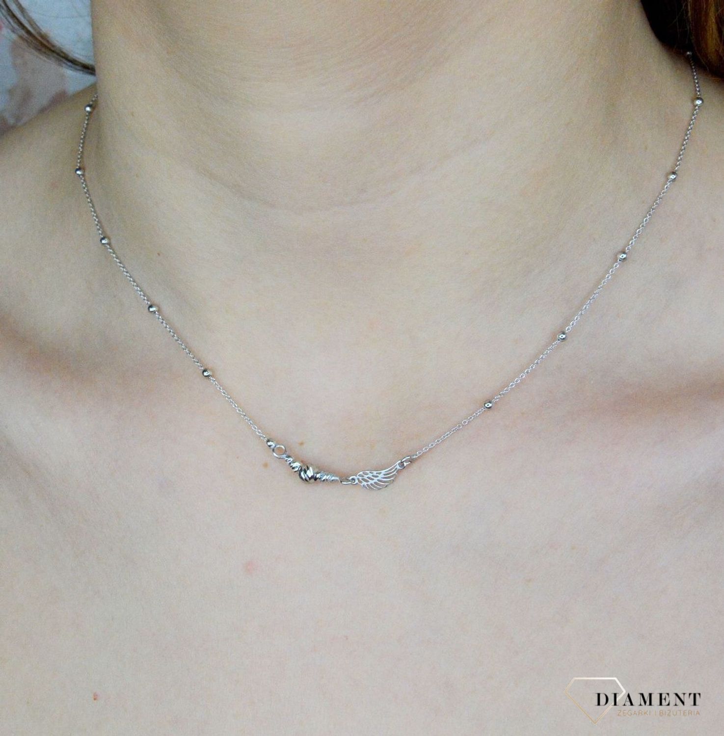 Naszyjnik srebrny damski celebrytka ze skrzydełkiem DIA-NSZ-9105-925. Niezwykle szykowny naszyjnik wykonany z najwyższej jakości srebra to elegancki dodatek do wielu stylizacji. Naszyjnik wykonany z najwyższej próby srebra z o.jpg