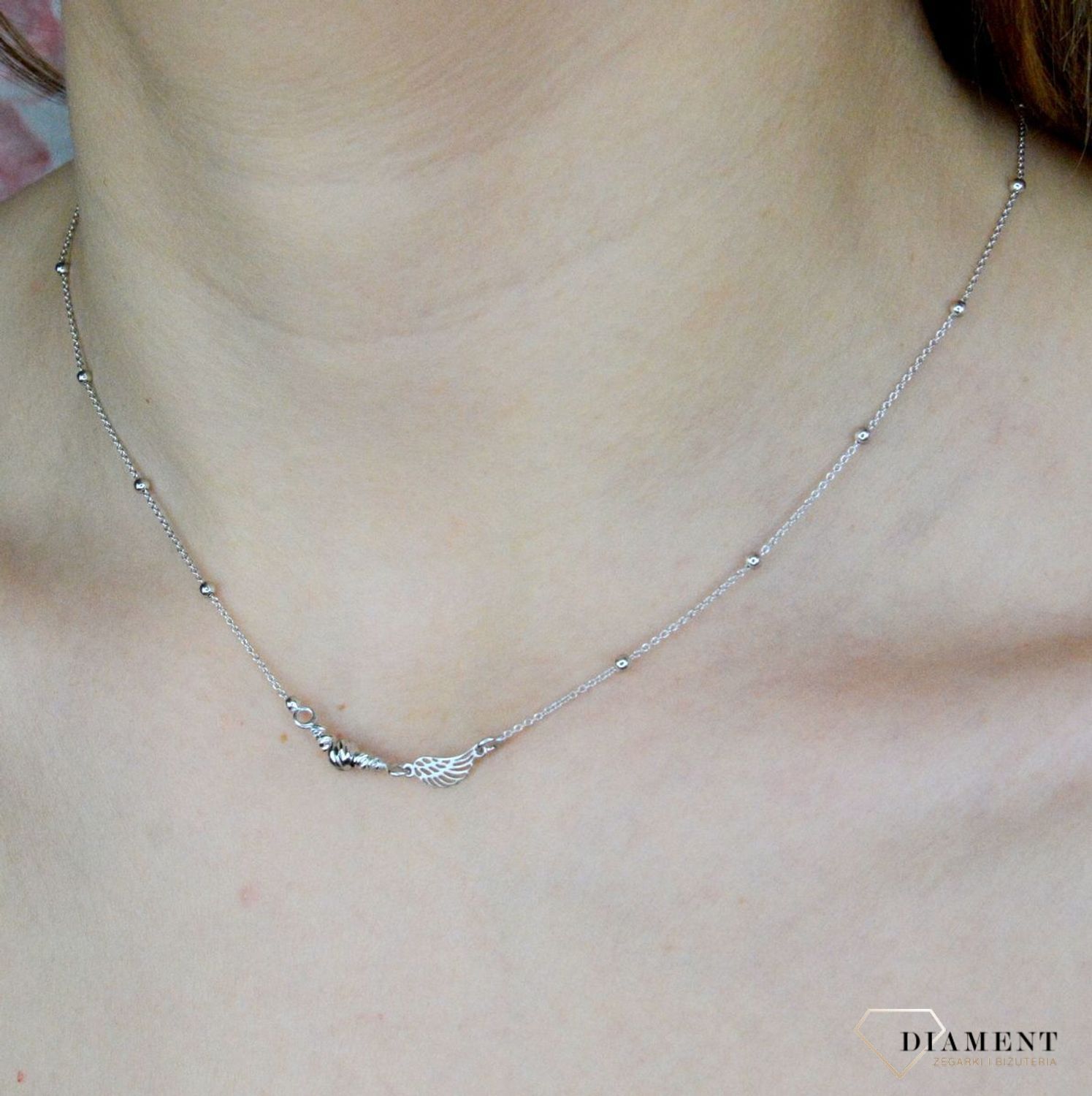 Naszyjnik srebrny damski celebrytka ze skrzydełkiem DIA-NSZ-9105-925. Niezwykle szykowny naszyjnik wykonany z najwyższej jakości srebra to elegancki dodatek do wielu stylizacji. Naszyjnik wykonany z najwyższej próby srebra z o.jpg