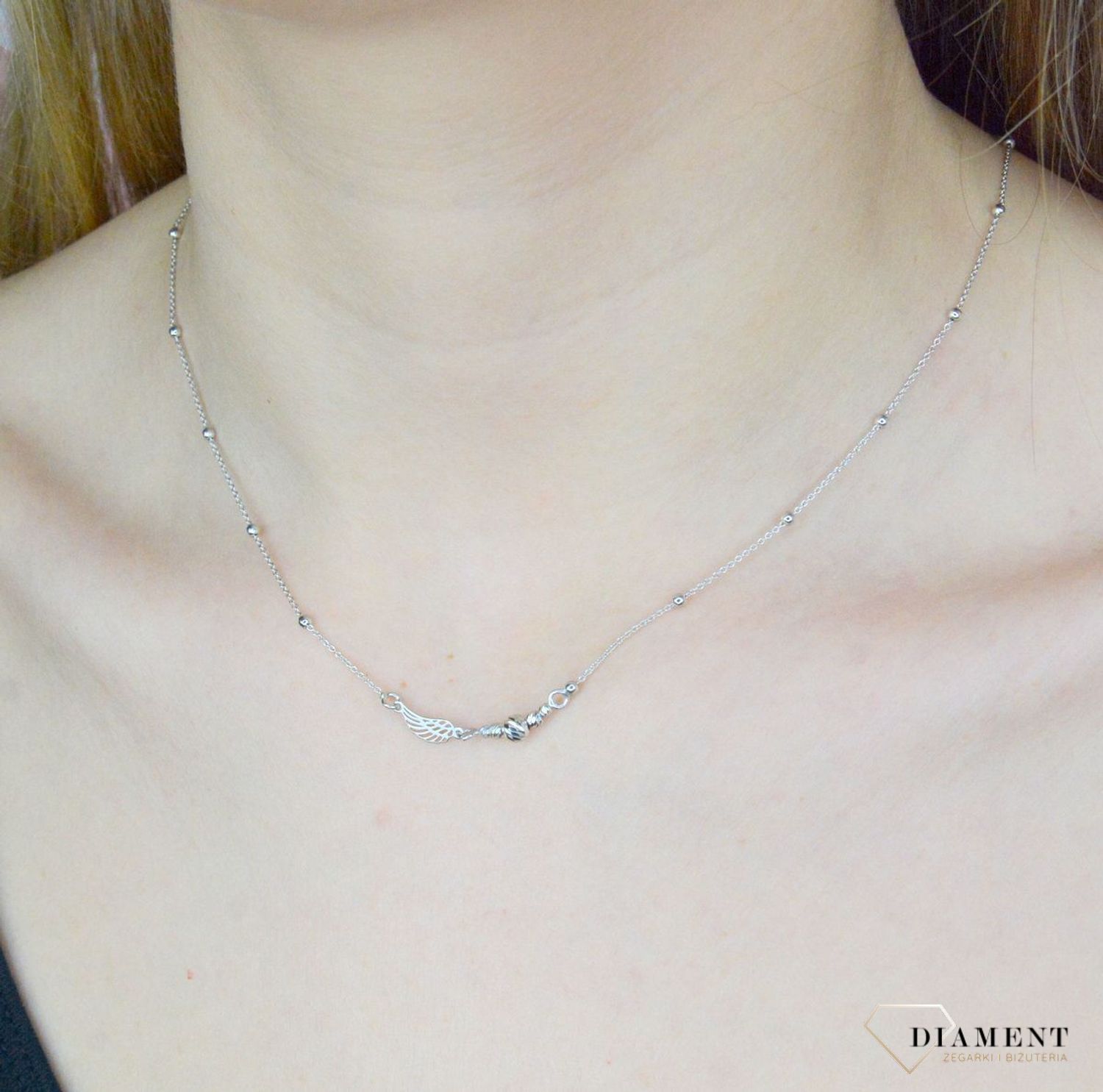 Naszyjnik srebrny damski celebrytka ze skrzydełkiem DIA-NSZ-9105-925. Niezwykle szykowny naszyjnik wykonany z najwyższej jakości srebra to elegancki dodatek do wielu stylizacji. Naszyjnik wykonany z najwyższej próby srebra z o.jpg