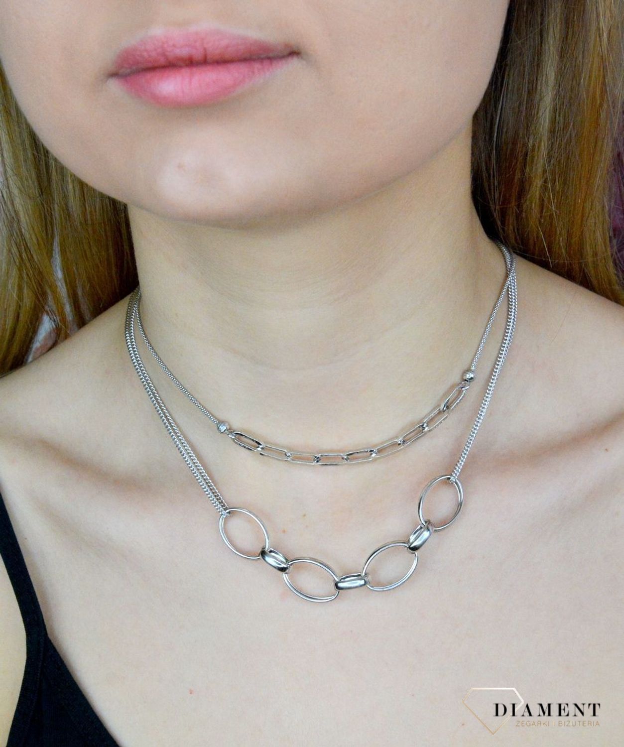 Naszyjnik srebrny damski z ozdobnymi spinaczami DIA-NSZ-9113-925. Naszyjnik wykonany z najwyższej próby srebra z ozdobnym splotem łańcuszka połączony ze spinaczami. Biżuteria o niezwykle oryginalnym aspekcie wizualnym. Naszyjn.jpg