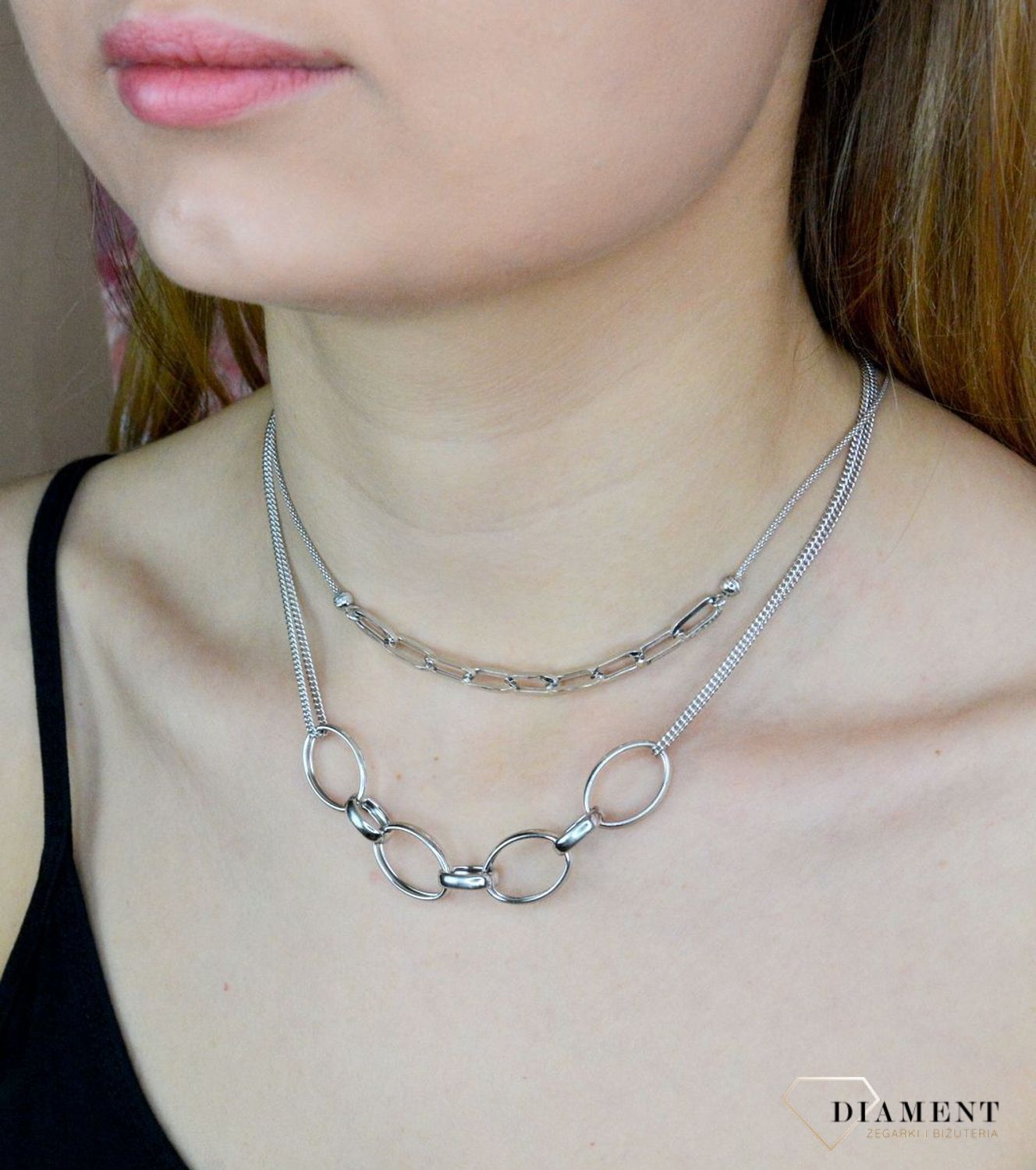 Naszyjnik srebrny damski z ozdobnymi spinaczami DIA-NSZ-9113-925. Naszyjnik wykonany z najwyższej próby srebra z ozdobnym splotem łańcuszka połączony ze spinaczami. Biżuteria o niezwykle oryginalnym aspekcie wizualnym. Naszyjn.jpg