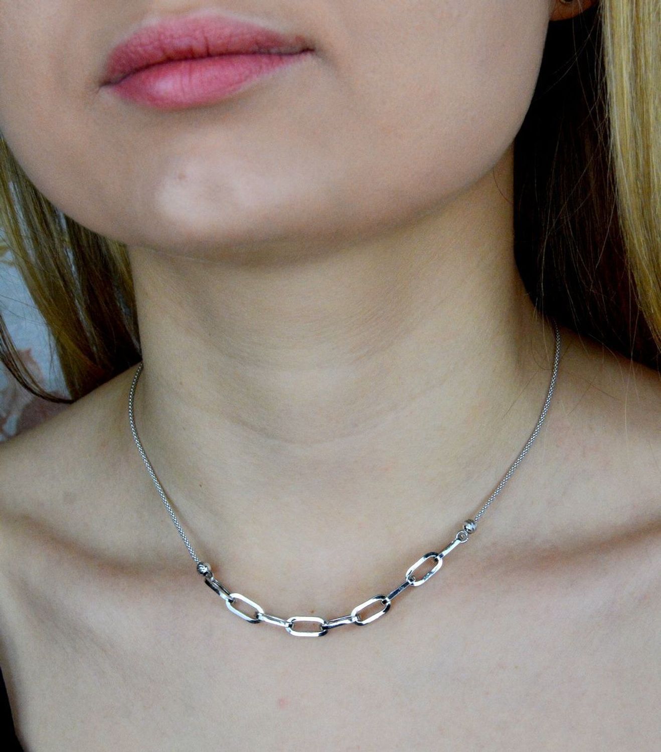 Naszyjnik srebrny damski podwójny łańcuszek Spinacze DIA-NSZ-9114-925. Naszyjnik wykonany z najwyższej próby srebra w połączeniu z przepięknymi elementami ozdobnymi w formie podłużnych spinaczy. Jest idealnym pomysłem na preze.jpg