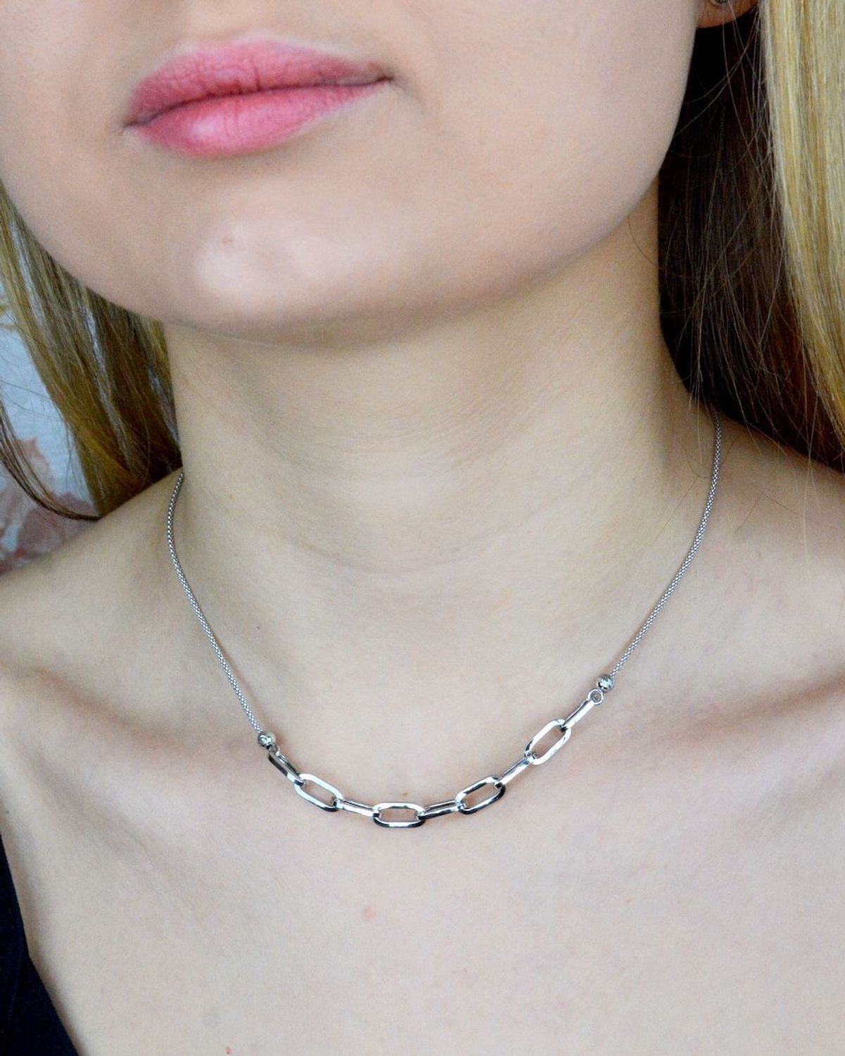 Naszyjnik srebrny damski podwójny łańcuszek Spinacze DIA-NSZ-9114-925. Naszyjnik wykonany z najwyższej próby srebra w połączeniu z przepięknymi elementami ozdobnymi w formie podłużnych spinaczy. Jest idealnym pomysłem na preze.jpg