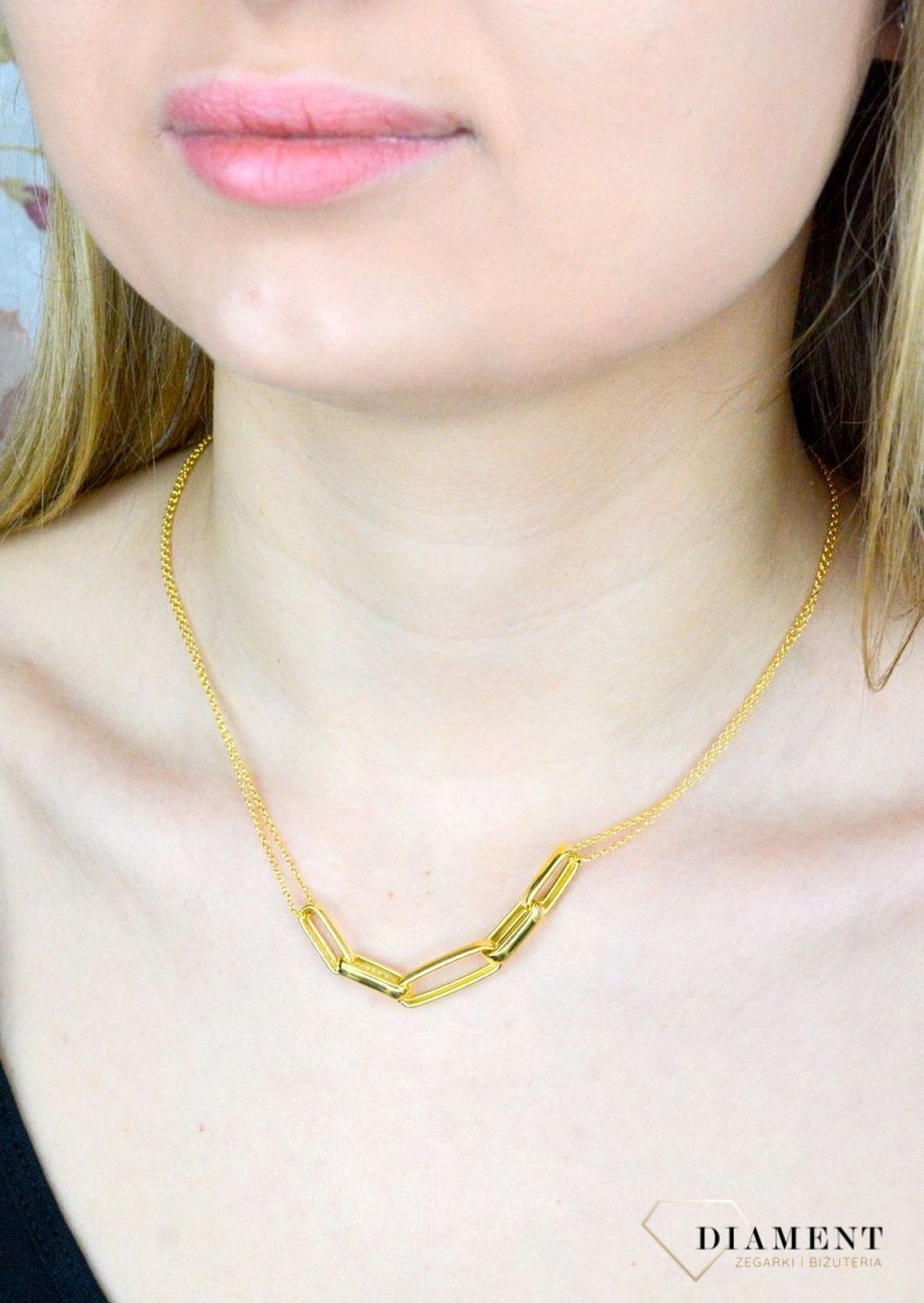 Naszyjnik srebrny pokryty złotem z zawieszkami 'spinacze' DIA-NSZ-9117-925. Naszyjnik wykonany z najwyższej próby srebra o splocie ankier z zawieszkami o prostych ogniwkach tworzące spinacze. Biżuteria idealna na prezent..jpg