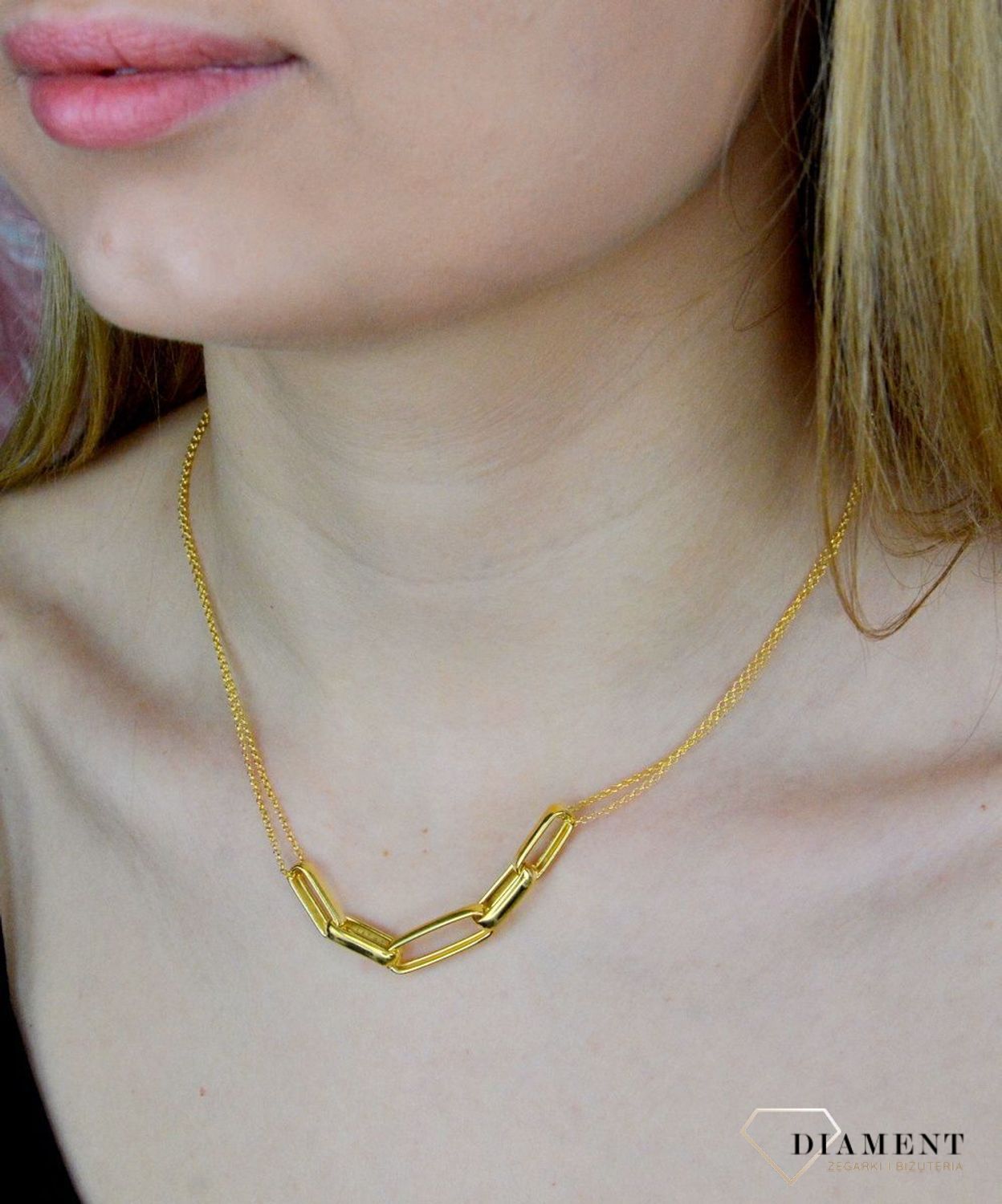 Naszyjnik srebrny pokryty złotem z zawieszkami 'spinacze' DIA-NSZ-9117-925. Naszyjnik wykonany z najwyższej próby srebra o splocie ankier z zawieszkami o prostych ogniwkach tworzące spinacze. Biżuteria idealna na prezent..jpg