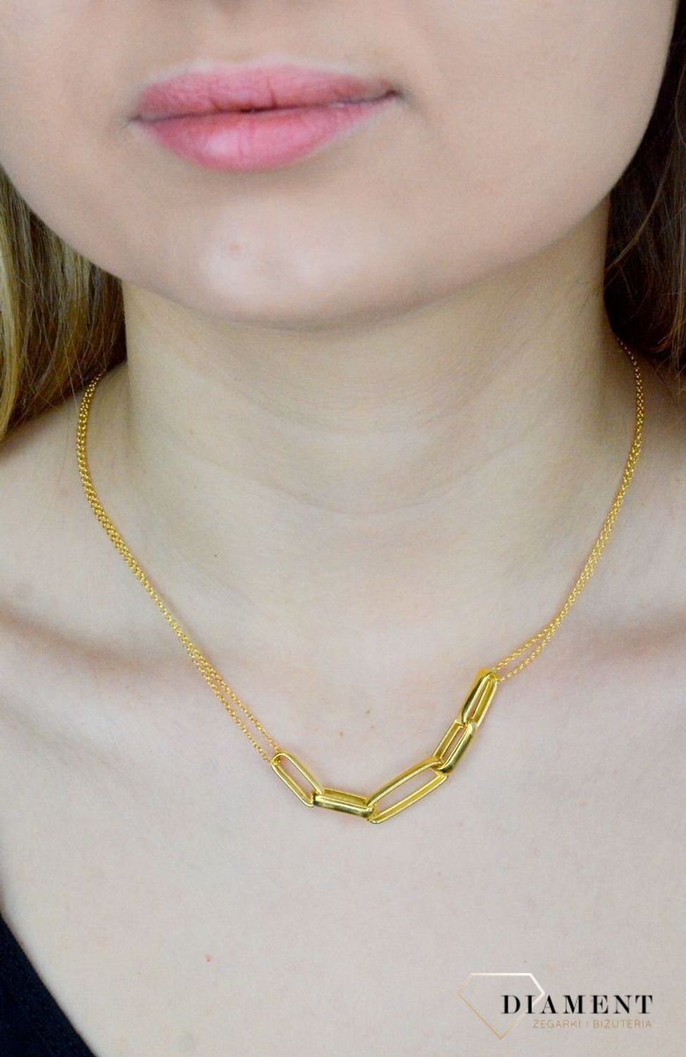 Naszyjnik srebrny pokryty złotem z zawieszkami 'spinacze' DIA-NSZ-9117-925. Naszyjnik wykonany z najwyższej próby srebra o splocie ankier z zawieszkami o prostych ogniwkach tworzące spinacze. Biżuteria idealna na prezent..jpg