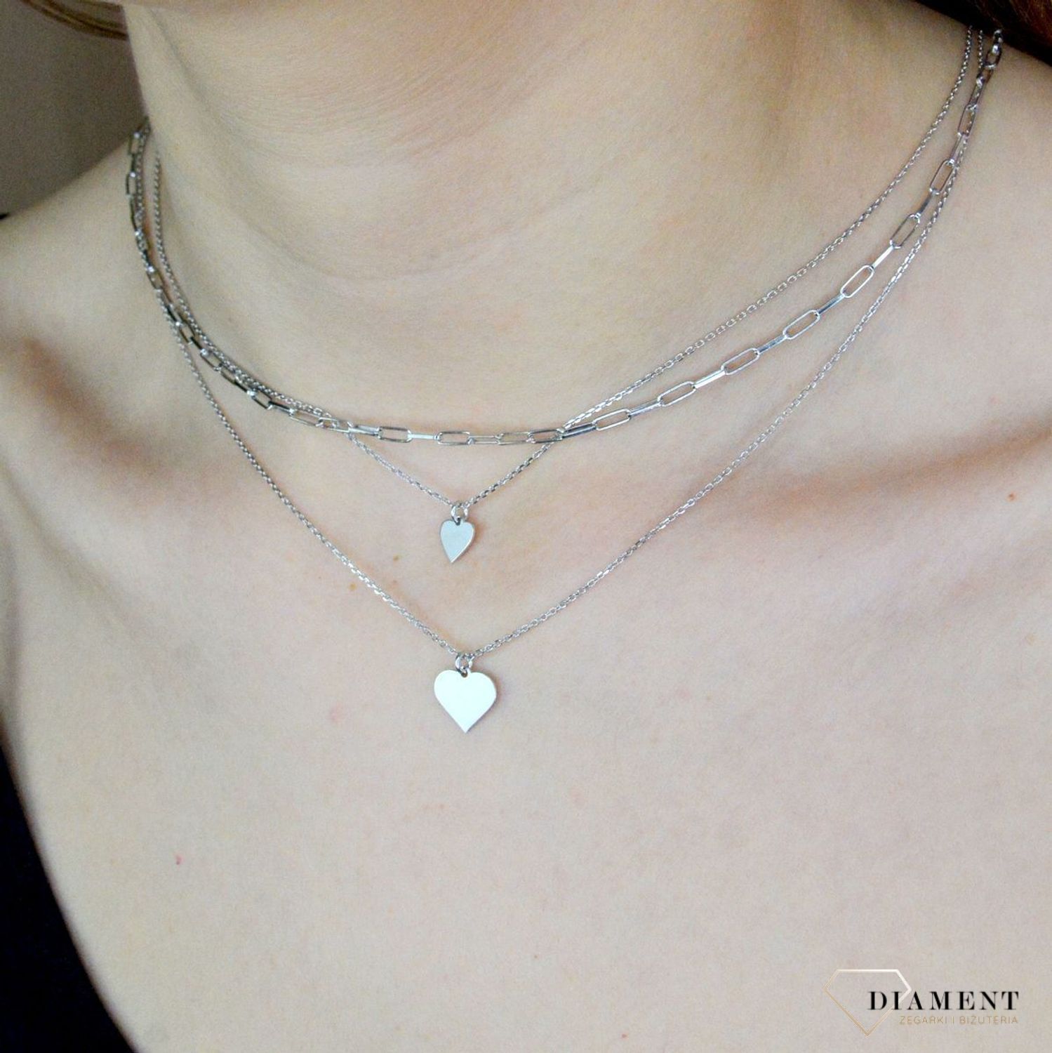 Naszyjnik damski srebrny potrójny łańcuszek z serduszkiem DIA-NSZ-9118-925. Naszyjnik wykonany z najwyższej próby srebra z potrójnego łańcuszka i zawieszki serduszka. Biżuteria o niezwykle oryginalnym aspekcie wizualnym. Ideal.jpg