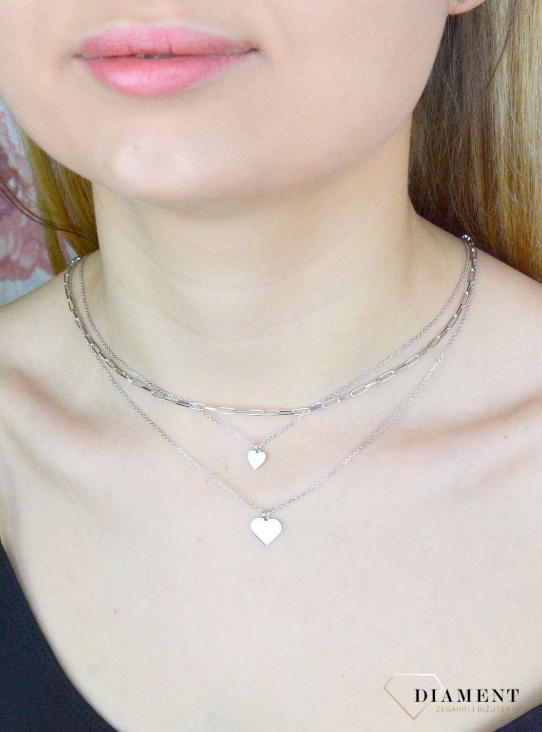 Naszyjnik damski srebrny potrójny łańcuszek z serduszkiem DIA-NSZ-9118-925. Naszyjnik wykonany z najwyższej próby srebra z potrójnego łańcuszka i zawieszki serduszka. Biżuteria o niezwykle oryginalnym aspekcie wizualnym. Ideal.jpg