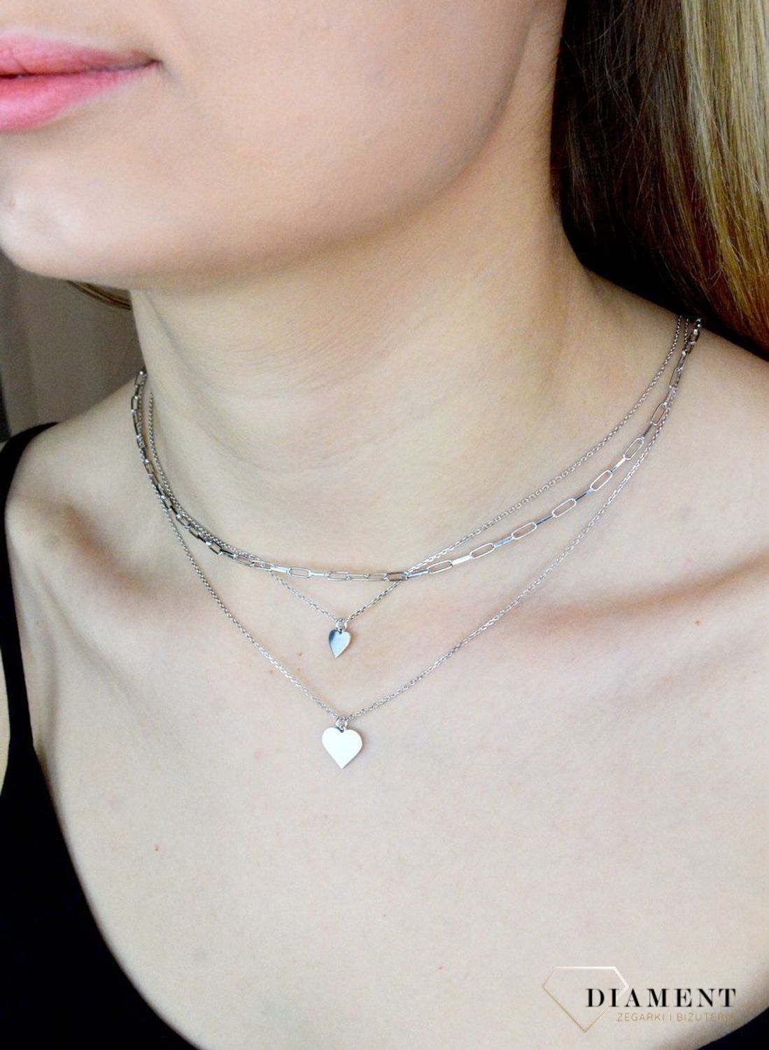 Naszyjnik damski srebrny potrójny łańcuszek z serduszkiem DIA-NSZ-9118-925. Naszyjnik wykonany z najwyższej próby srebra z potrójnego łańcuszka i zawieszki serduszka. Biżuteria o niezwykle oryginalnym aspekcie wizualnym. Ideal.jpg