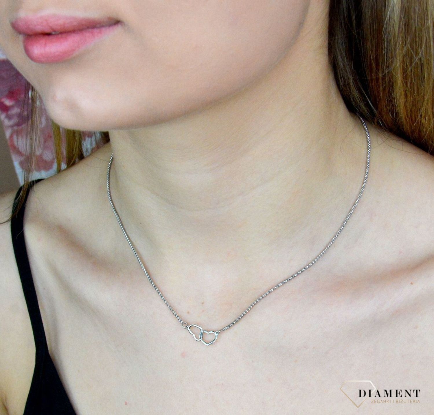 Naszyjnik srebrny damski celebrytka 'Dwa serduszka' DIA-NSZ-9119-925. Naszyjnik wykonany z najwyższej próby srebra z ozdobnym splotem łańcuszka połączony z dwoma serduszkami. Naszyjnik dla ukochanej..jpg