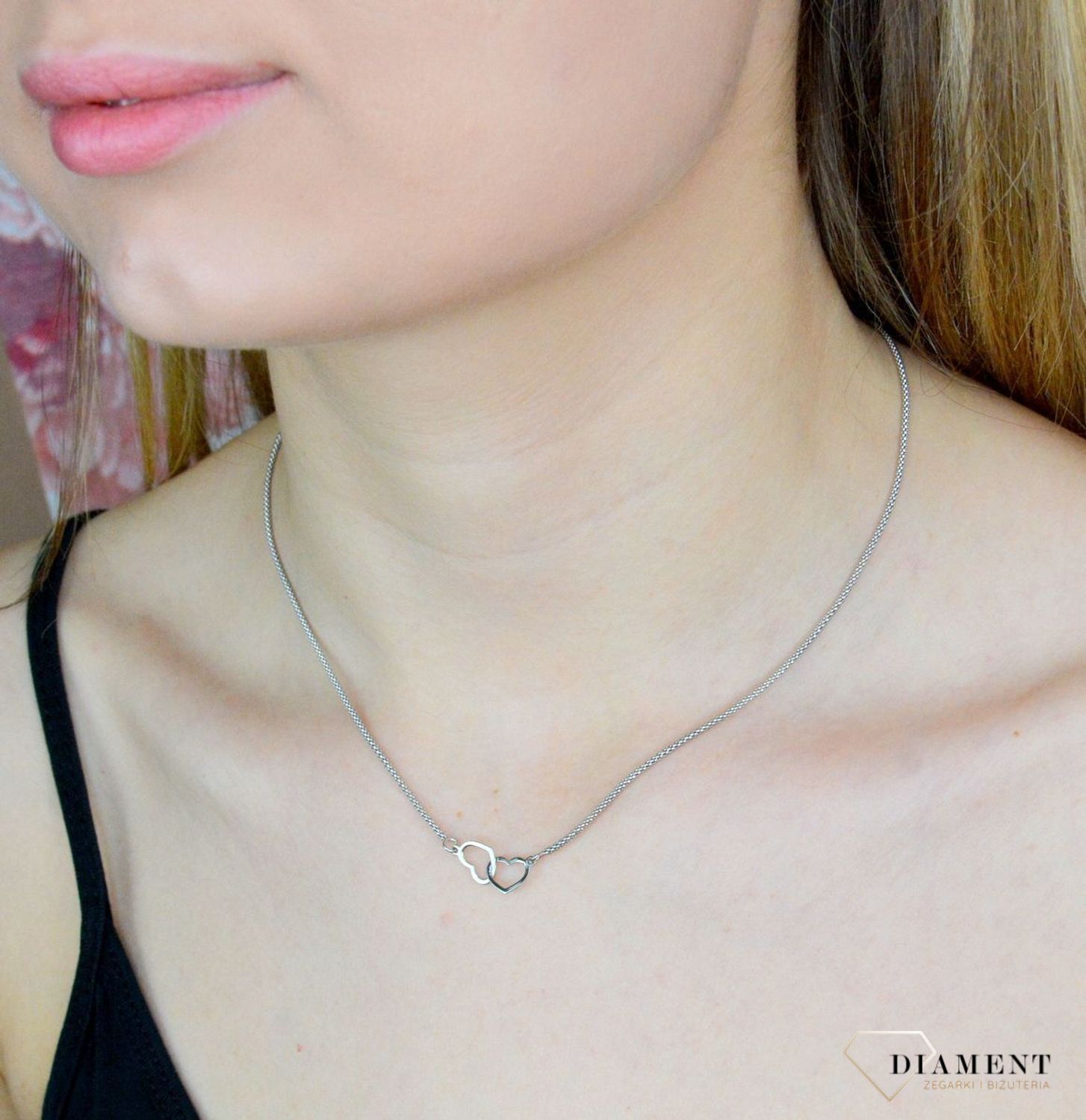 Naszyjnik srebrny damski celebrytka 'Dwa serduszka' DIA-NSZ-9119-925. Naszyjnik wykonany z najwyższej próby srebra z ozdobnym splotem łańcuszka połączony z dwoma serduszkami. Naszyjnik dla ukochanej..jpg