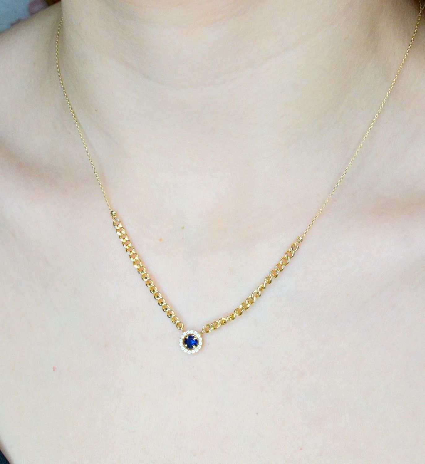 Złoty naszyjnik 585 z granatową cyrkonią otoczoną białymi cyrkoniami DIA-NSZ-9716-585 (2).jpg