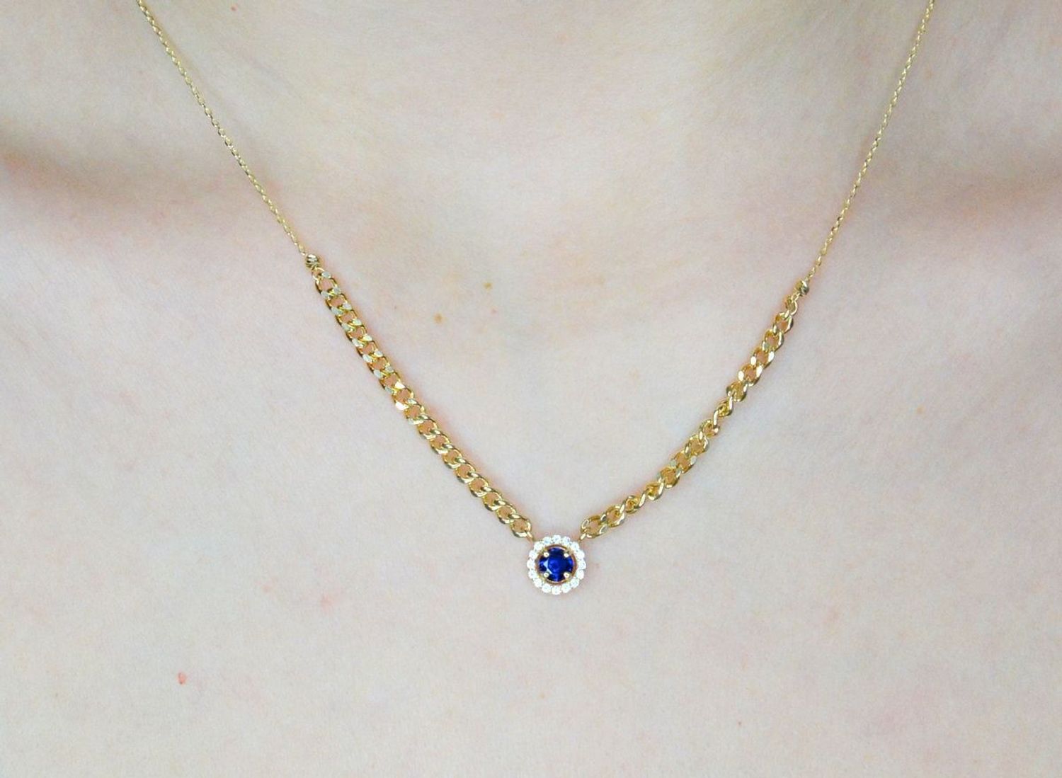 Złoty naszyjnik 585 z granatową cyrkonią otoczoną białymi cyrkoniami DIA-NSZ-9716-585 (2).jpg