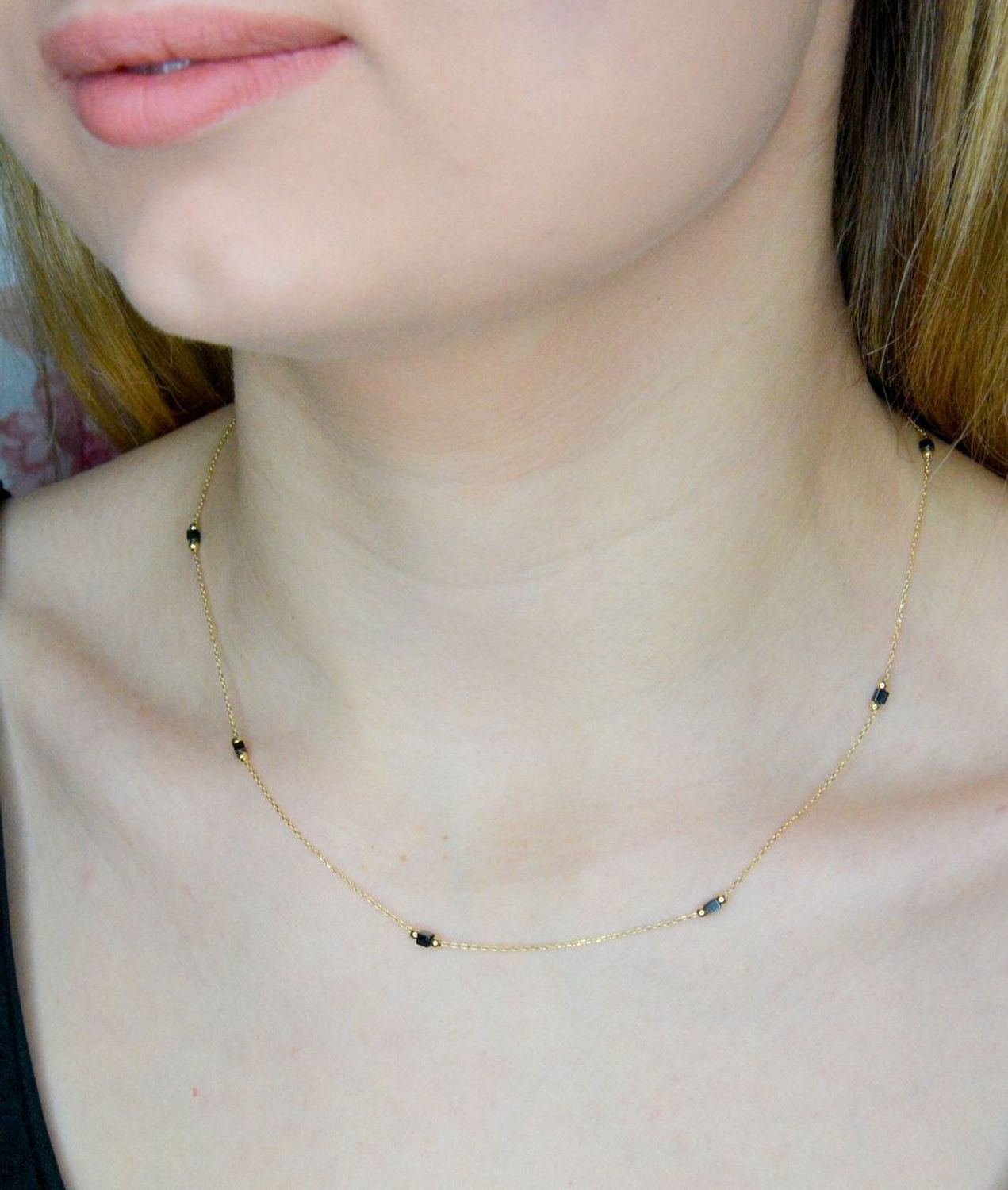 Naszyjnik złoty 585 czarne sześcienne koraliki i złote kuleczki DIA-NSZ-9719-585 (1).jpg