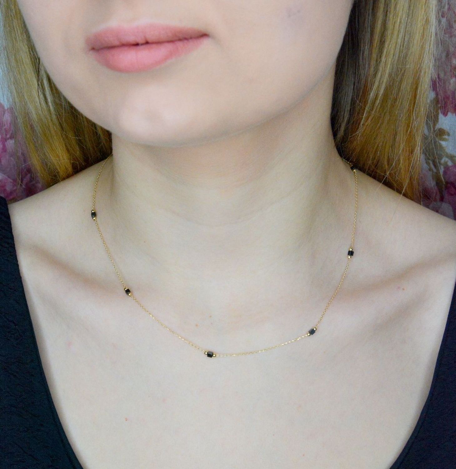 Naszyjnik złoty 585 czarne sześcienne koraliki i złote kuleczki DIA-NSZ-9719-585 (1).jpg