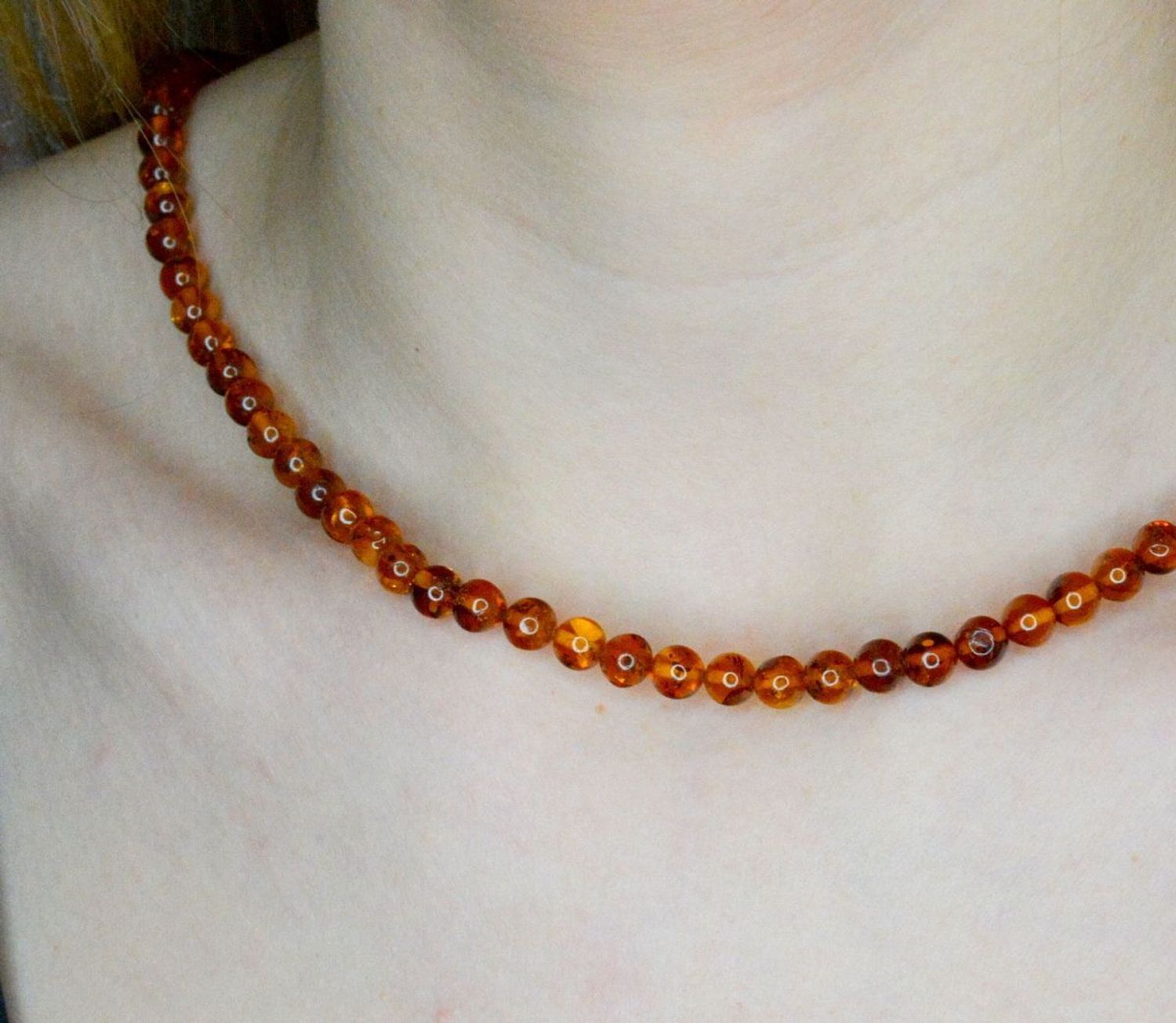 Srebrny naszyjnik damski z brązowym bursztynem DIA-NSZ-9838-925. Naszyjnik z bursztynem w kolorze brązu to propozycja od sklepu jubilerskiego Diament. Naszyjnik z bursztynu będzie ciekawą ozdobą dla wielu kreacji jak również idealn.jpg