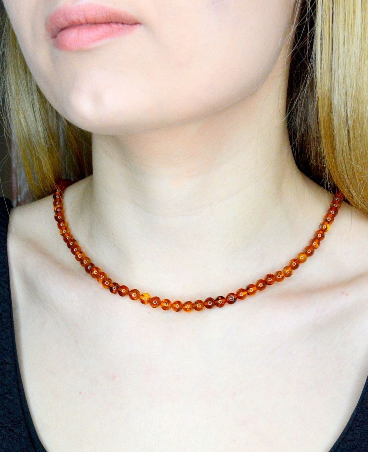 Srebrny naszyjnik damski z brązowym bursztynem DIA-NSZ-9838-925. Naszyjnik z bursztynem w kolorze brązu to propozycja od sklepu jubilerskiego Diament. Naszyjnik z bursztynu będzie ciekawą ozdobą dla wielu kreacji jak również idealn.jpg