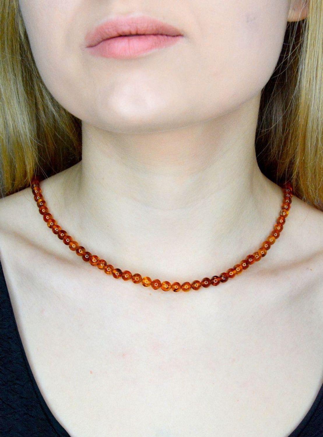 Srebrny naszyjnik damski z brązowym bursztynem DIA-NSZ-9838-925. Naszyjnik z bursztynem w kolorze brązu to propozycja od sklepu jubilerskiego Diament. Naszyjnik z bursztynu będzie ciekawą ozdobą dla wielu kreacji jak również idealn.jpg