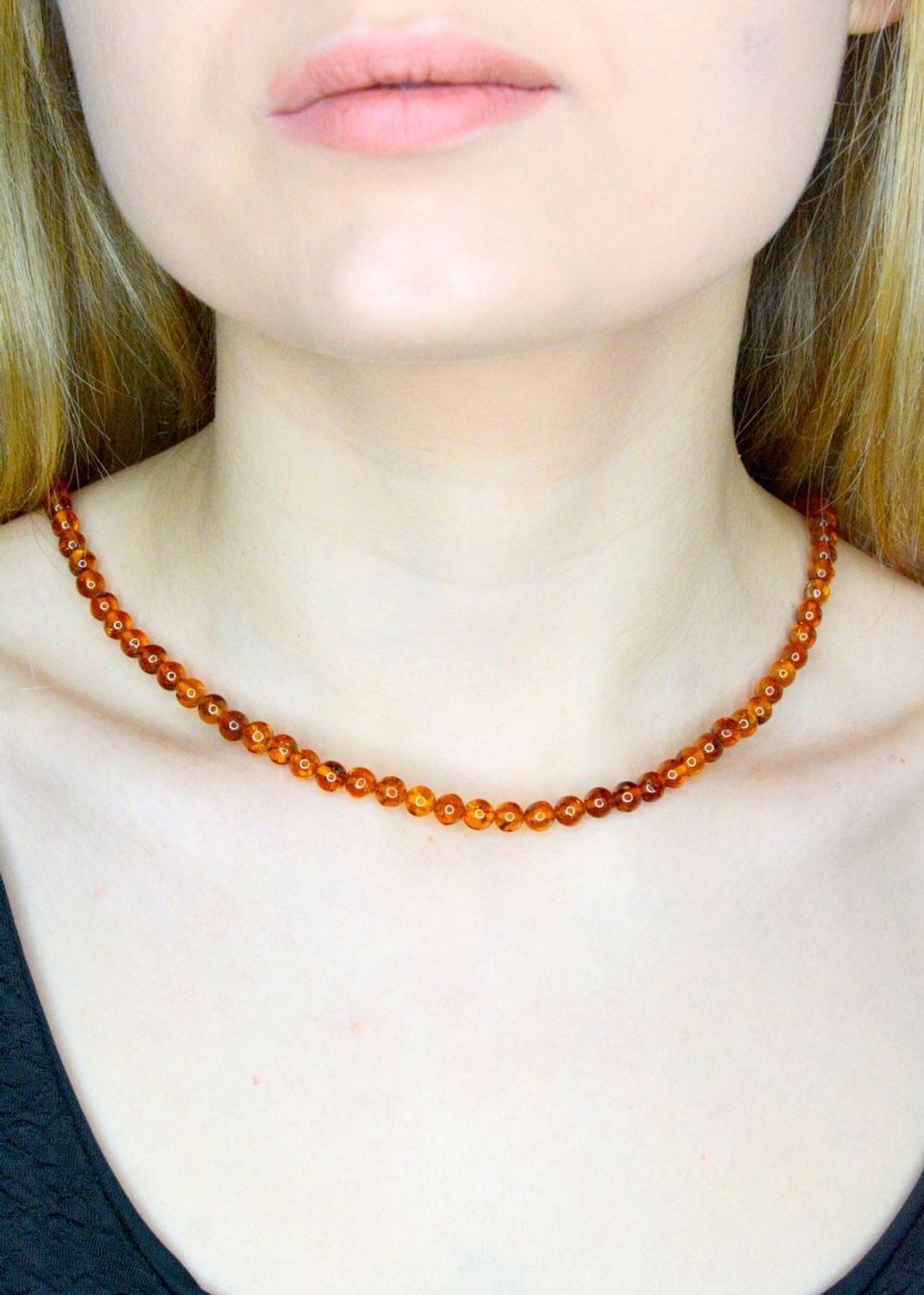 Srebrny naszyjnik damski z brązowym bursztynem DIA-NSZ-9838-925. Naszyjnik z bursztynem w kolorze brązu to propozycja od sklepu jubilerskiego Diament. Naszyjnik z bursztynu będzie ciekawą ozdobą dla wielu kreacji jak również idealn.jpg