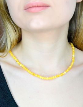 Srebrny naszyjnik damski z żółtym bursztynem DIA-NSZ-9839-925.  Naszyjnik z bursztynem w kolorze żółtym to propozycja od sklepu jubilerskiego Diament (1).JPG