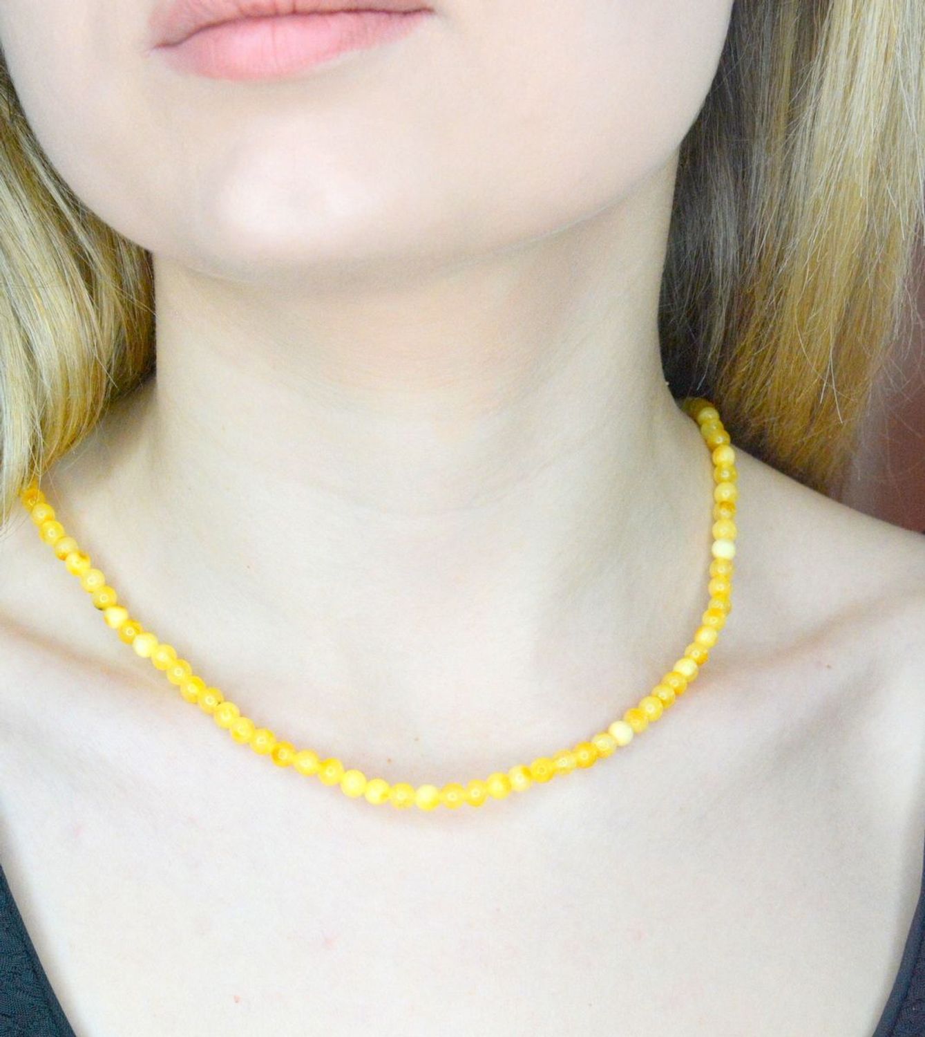 Srebrny naszyjnik damski z żółtym bursztynem DIA-NSZ-9839-925.  Naszyjnik z bursztynem w kolorze żółtym to propozycja od sklepu jubilerskiego Diament. Naszyjnik z bursztynu będzie ciekawą ozdobą dla wielu kreacji jak również idealn.jpg