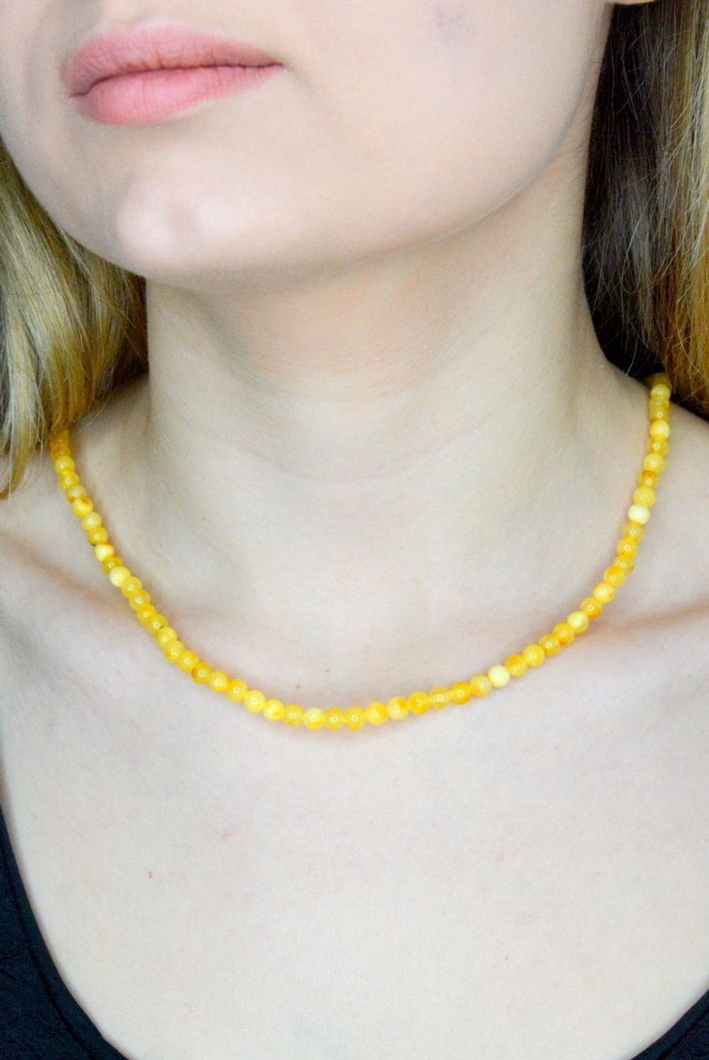 Srebrny naszyjnik damski z żółtym bursztynem DIA-NSZ-9839-925.  Naszyjnik z bursztynem w kolorze żółtym to propozycja od sklepu jubilerskiego Diament. Naszyjnik z bursztynu będzie ciekawą ozdobą dla wielu kreacji jak również idealn.jpg