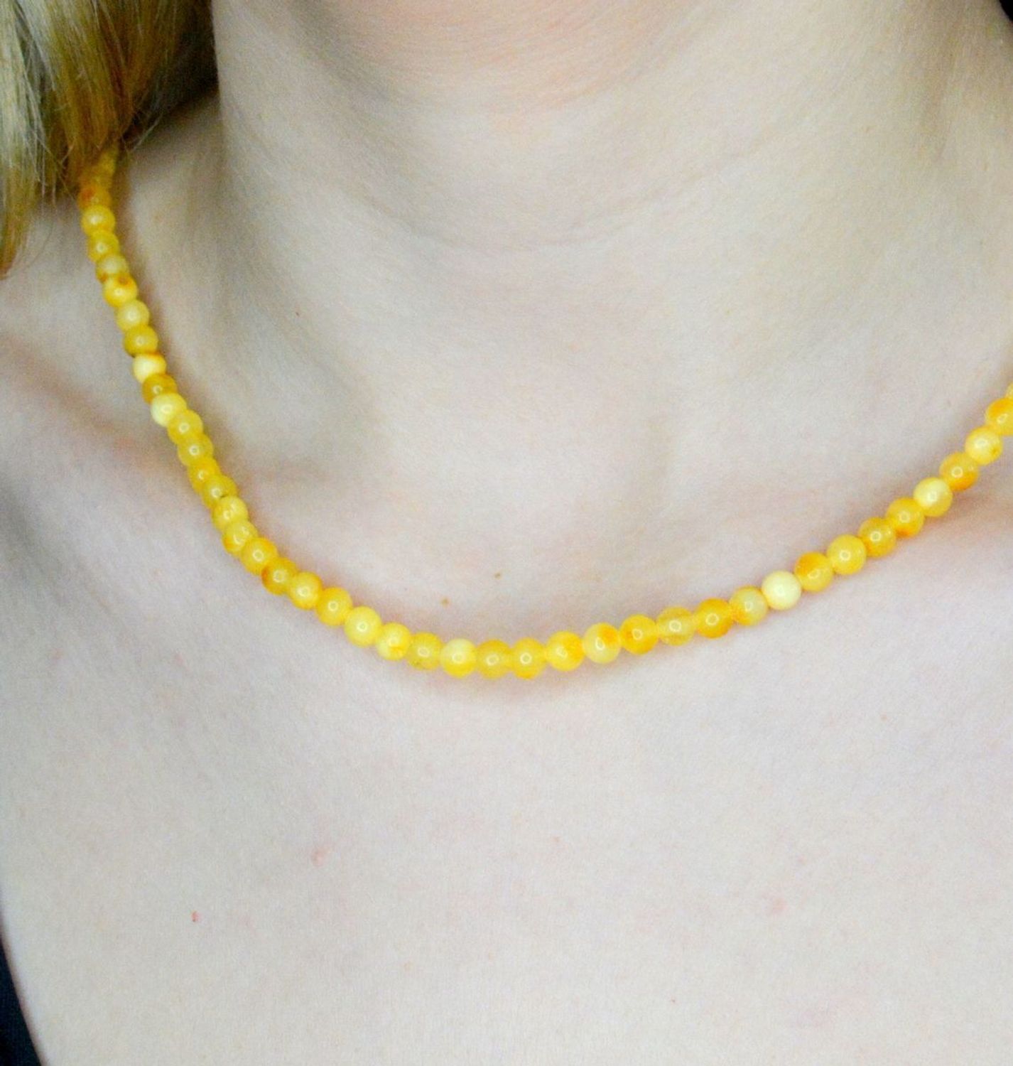 Srebrny naszyjnik damski z żółtym bursztynem DIA-NSZ-9839-925.  Naszyjnik z bursztynem w kolorze żółtym to propozycja od sklepu jubilerskiego Diament. Naszyjnik z bursztynu będzie ciekawą ozdobą dla wielu kreacji jak również idealn.jpg