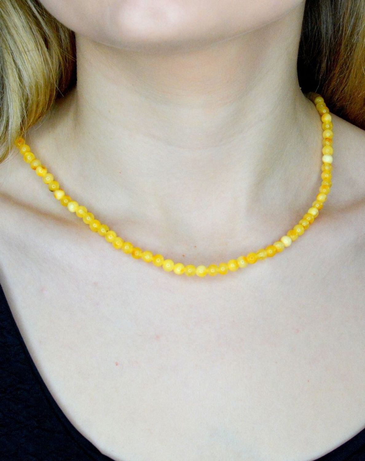 Srebrny naszyjnik damski z żółtym bursztynem DIA-NSZ-9839-925.  Naszyjnik z bursztynem w kolorze żółtym to propozycja od sklepu jubilerskiego Diament. Naszyjnik z bursztynu będzie ciekawą ozdobą dla wielu kreacji jak również idealn.jpg