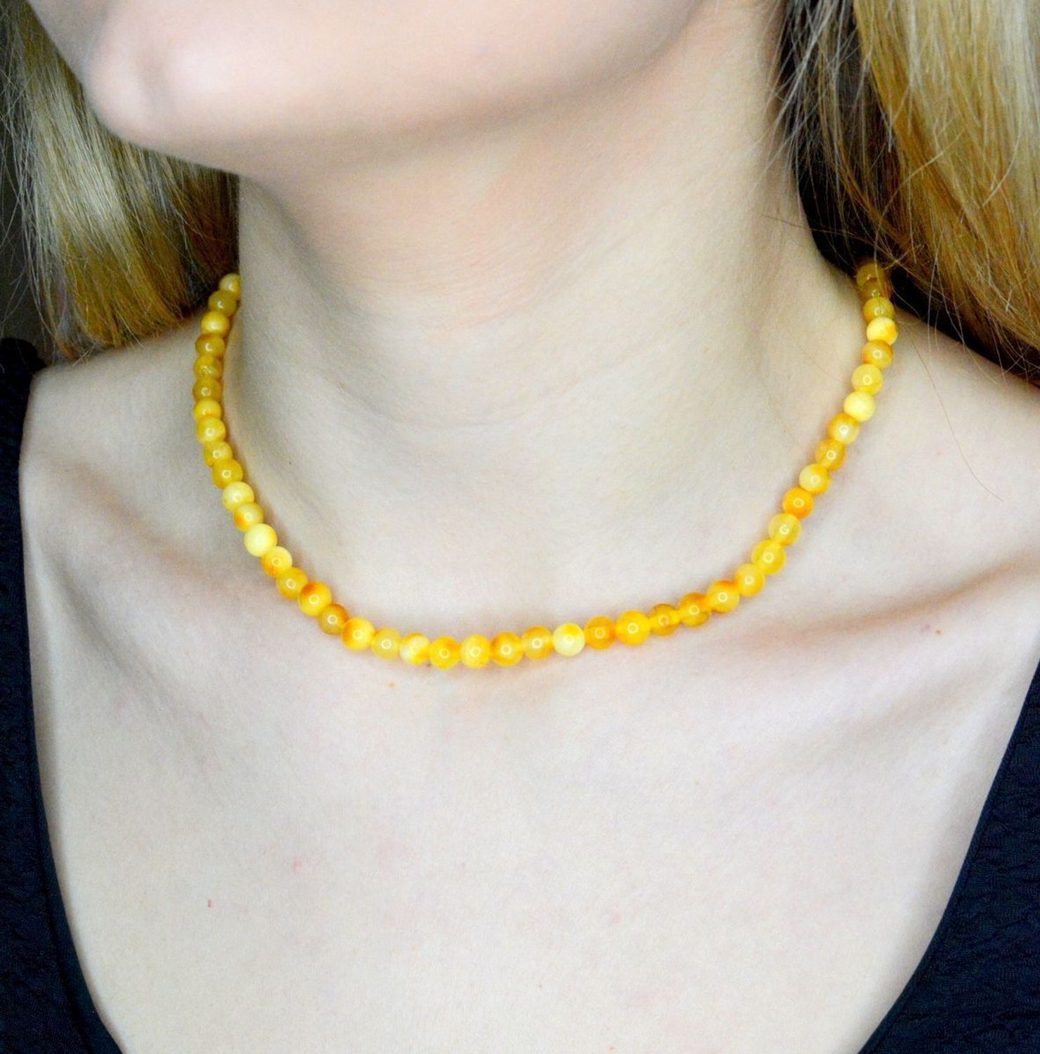 Srebrny naszyjnik damski z żółtym bursztynem DIA-NSZ-9840-925. Naszyjnik z bursztynem w kolorze żółtym to propozycja od sklepu jubilerskiego Diament. Naszyjnik z bursztynu będzie ciekawą ozdobą dla wielu kreacji jak również idealny.jpg